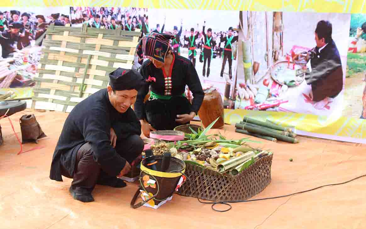 Phát triển du lịch bền vững gắn với bảo tồn văn hóa truyền thống các DTTS rất ít người khu vực miền núi phía Bắc - Ảnh 1.