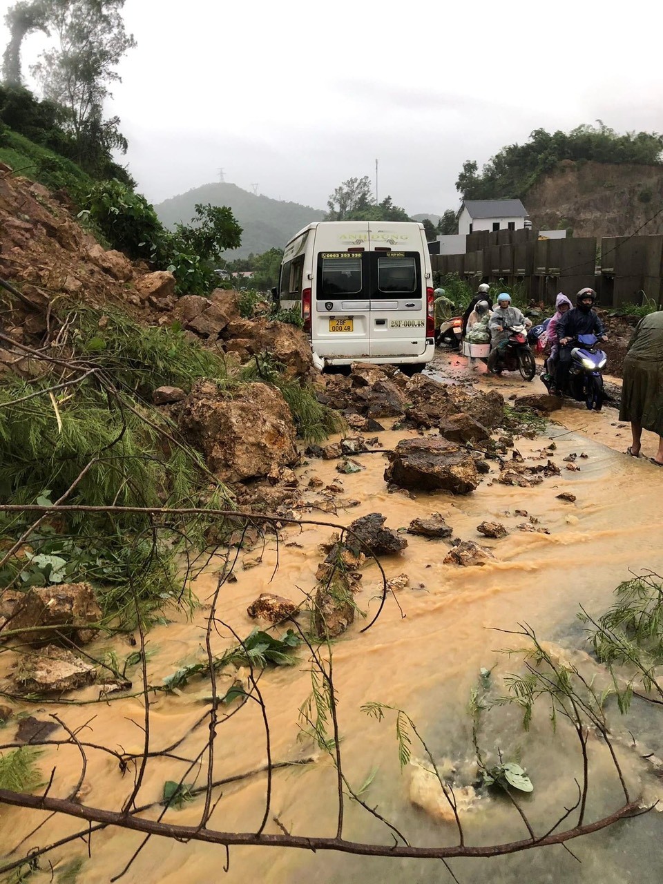 Hòa Bình: Vị trí sạt lở trên Quốc lộ 6 đoạn qua dốc Cun đã được khắc phục - Ảnh 1.