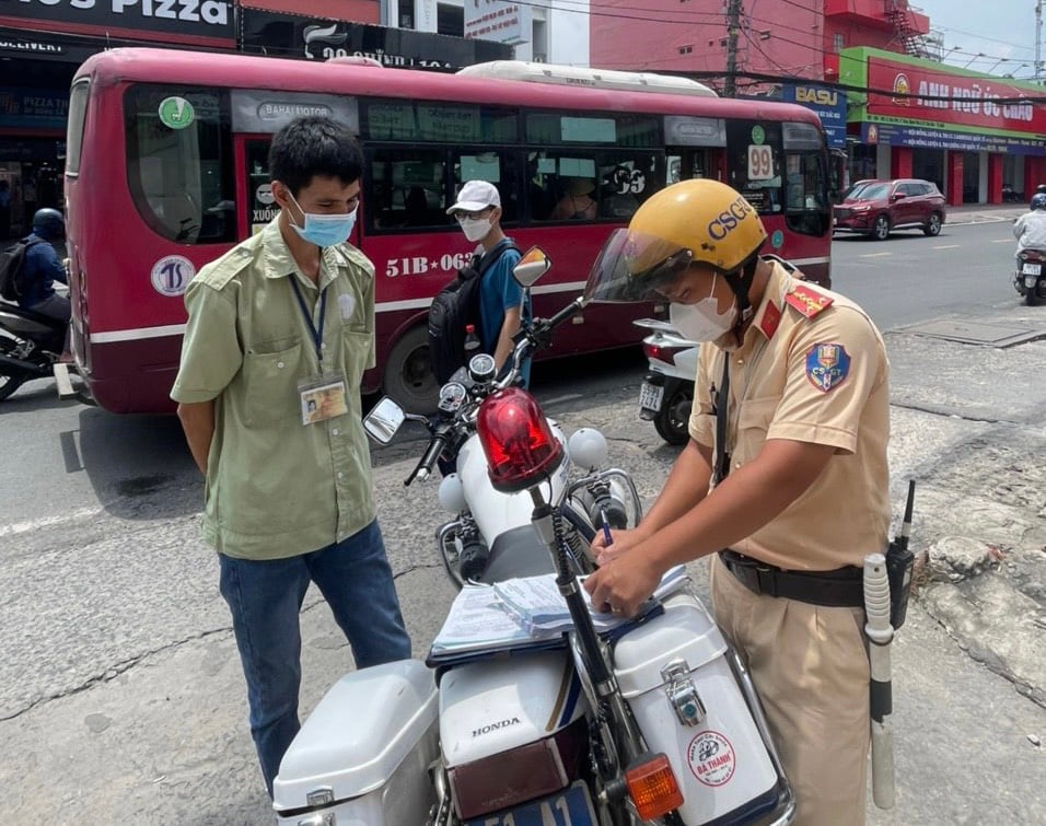 Một trường hợp dương tính với ma túy, hàng ngàn trường hợp vi phạm về phương tiện giao thông vận tải khách và hàng hóa - Ảnh 1.