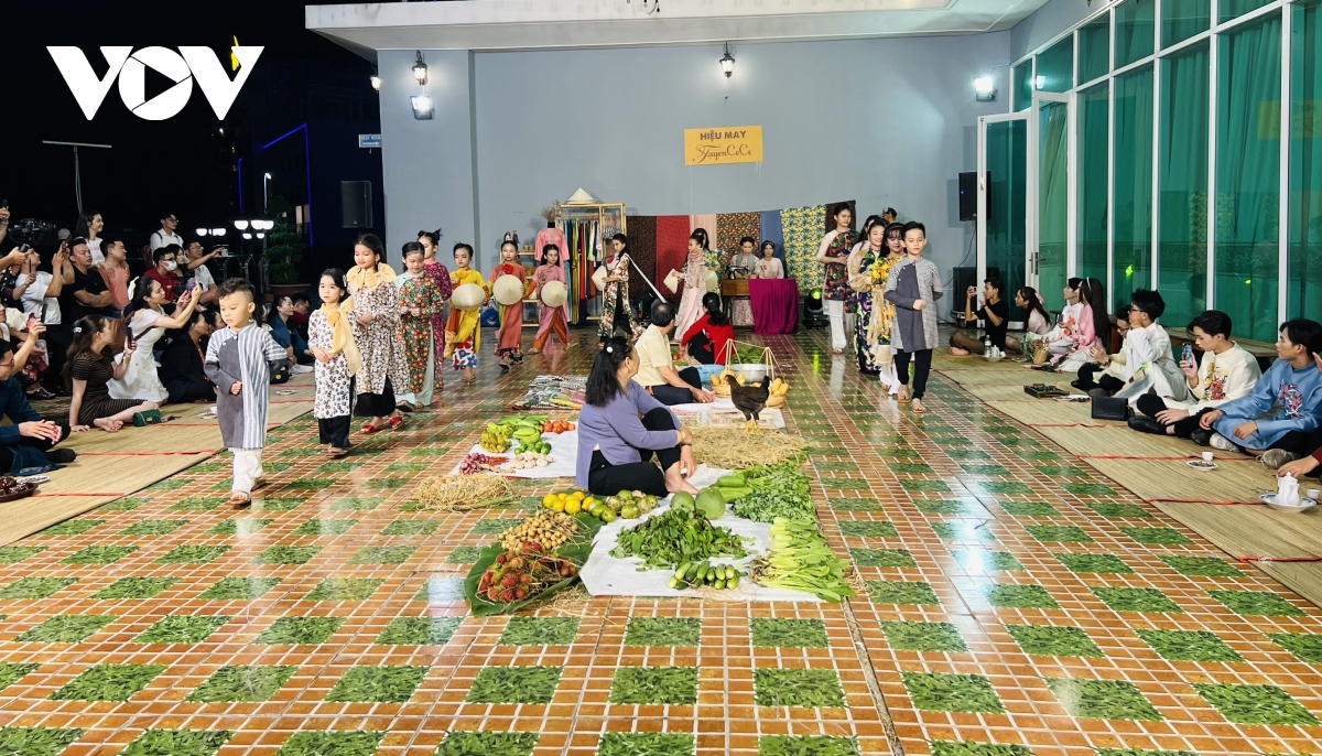 Trẻ em Cần Thơ tái hiện trang phục chợ quê xưa và tìm hiểu văn hóa sông nước - Ảnh 7.