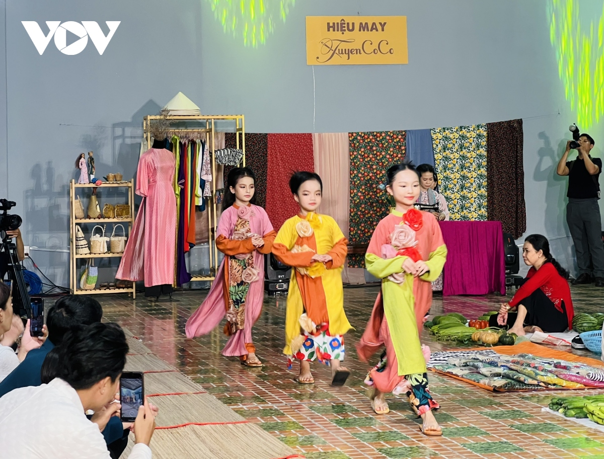 Trẻ em Cần Thơ tái hiện trang phục chợ quê xưa và tìm hiểu văn hóa sông nước - Ảnh 1.