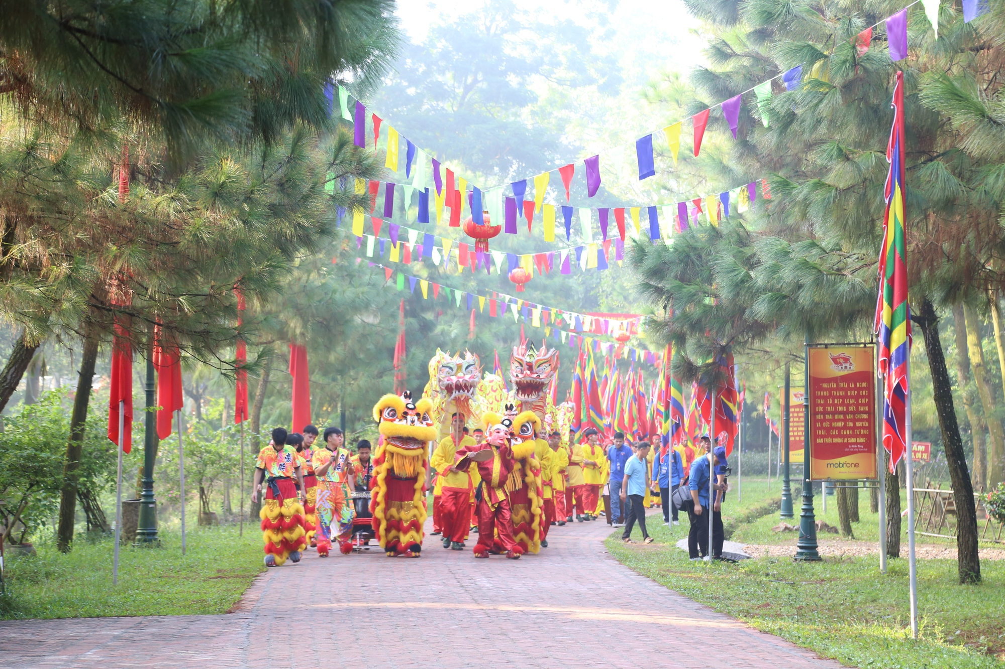 Hải Dương: Dâng hương tưởng niệm 581 năm ngày mất Anh hùng Dân tộc, Danh nhân Văn hoá Thế giới Nguyễn Trãi - Ảnh 4.