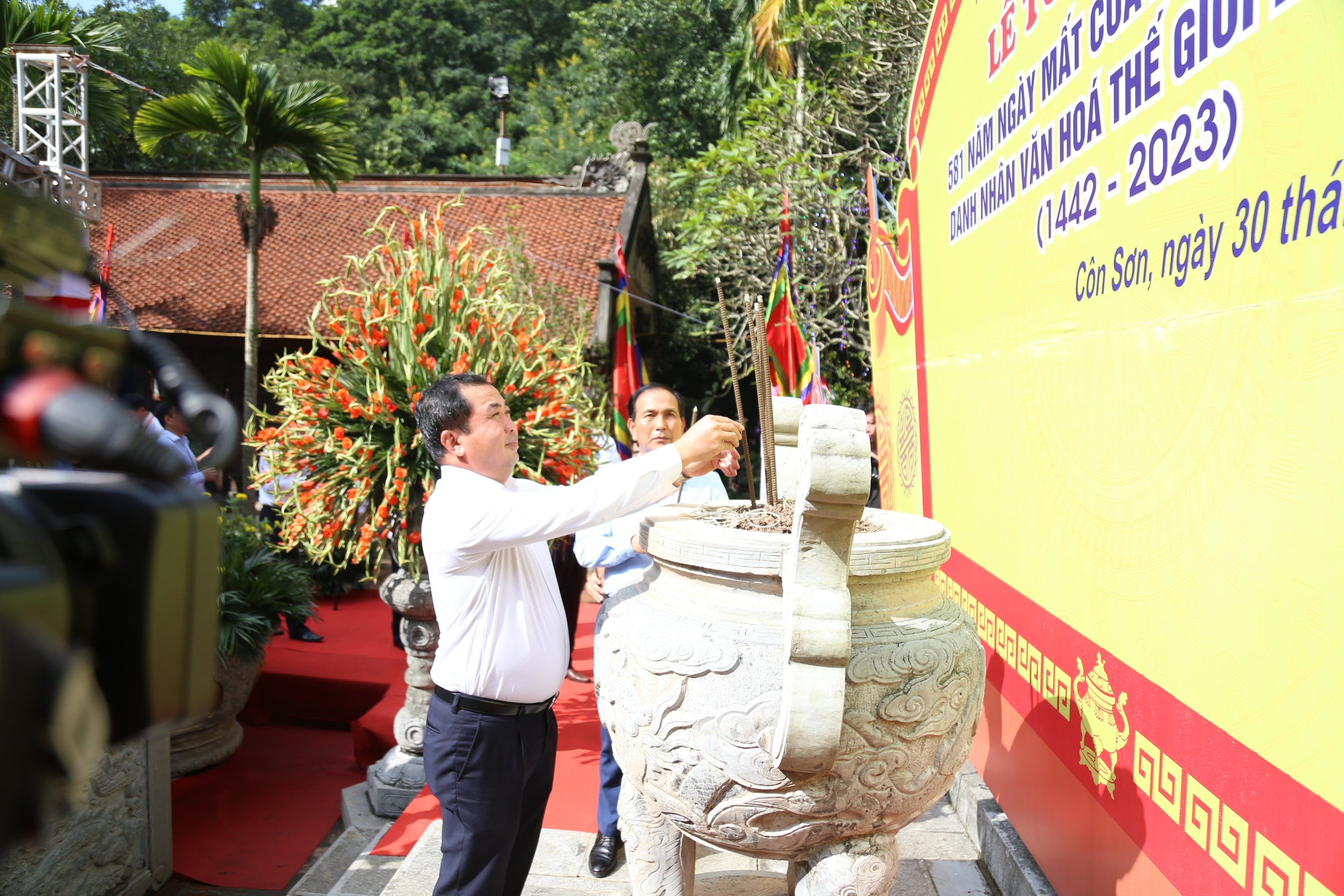 Hải Dương: Dâng hương tưởng niệm 581 năm ngày mất Anh hùng Dân tộc, Danh nhân Văn hoá Thế giới Nguyễn Trãi - Ảnh 6.