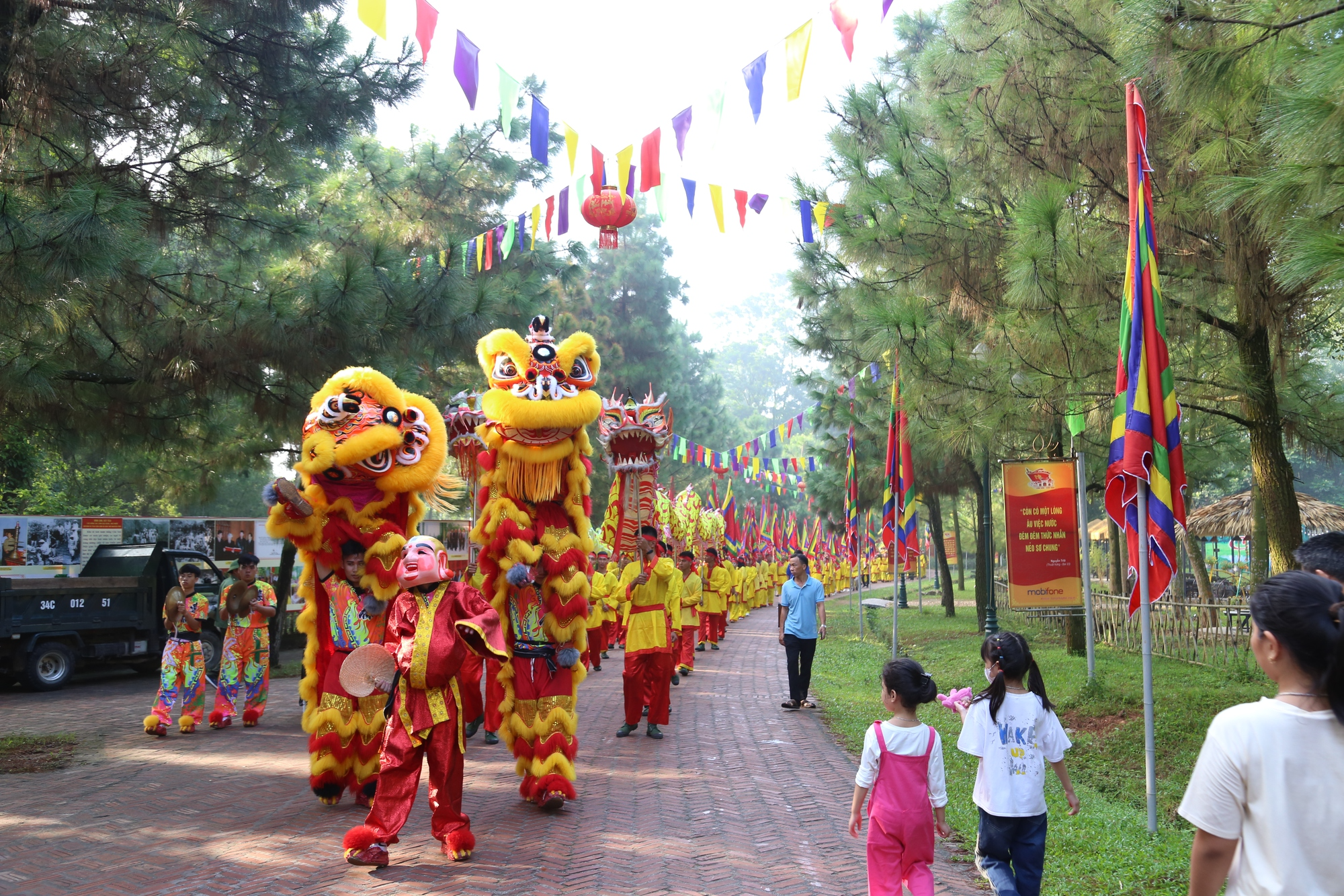 Hải Dương: Dâng hương tưởng niệm 581 năm ngày mất Anh hùng Dân tộc, Danh nhân Văn hoá Thế giới Nguyễn Trãi - Ảnh 3.