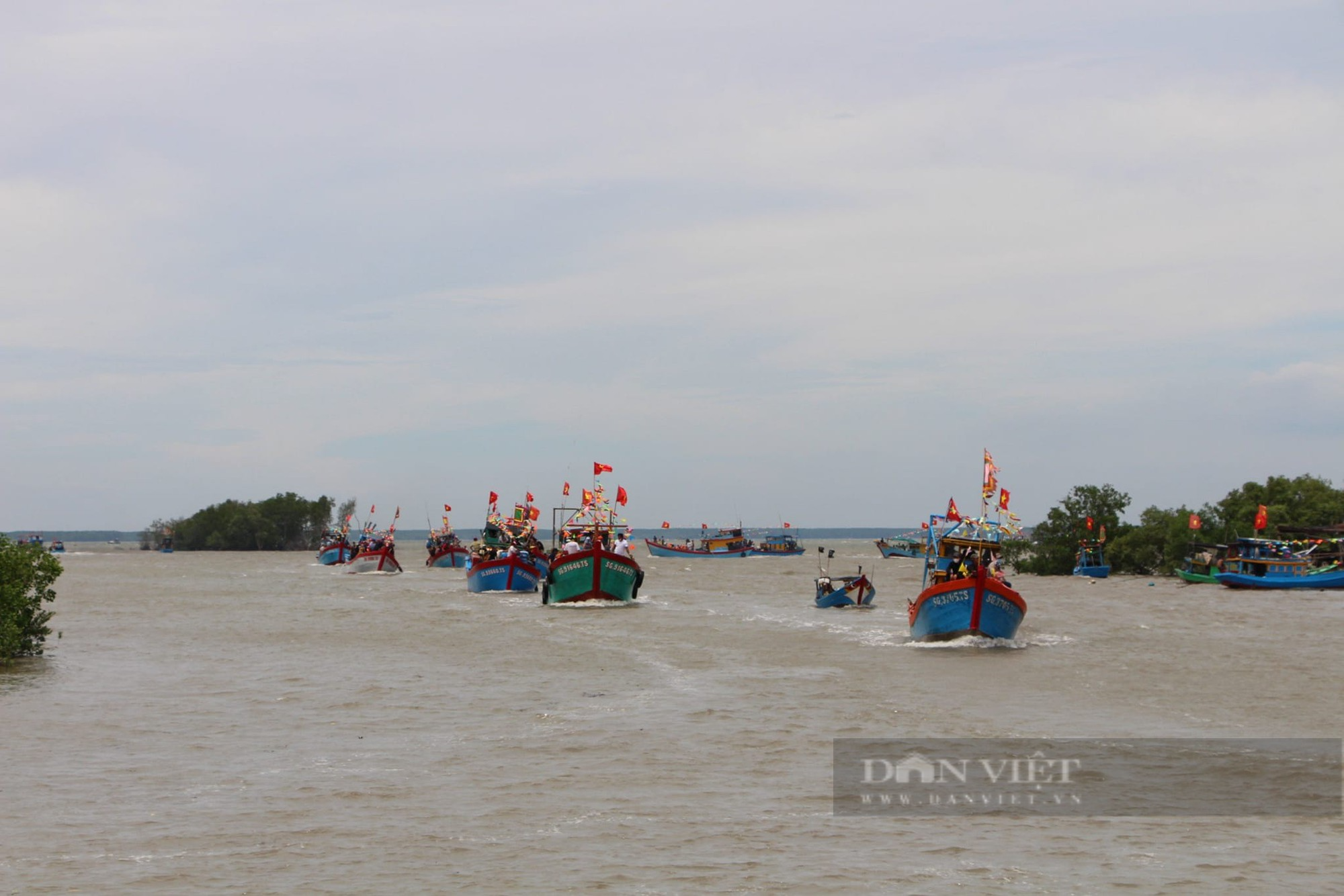 200 ghe, tàu rước “Sắc phong Thần Ðức Ông Nam Hải” tại Cần Giờ - Ảnh 1.