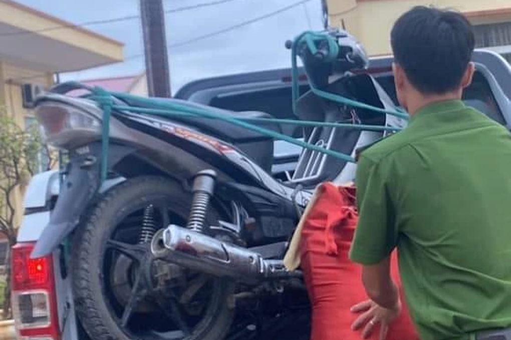 TIN NÓNG 24 GIỜ QUA: &quot;Hot girl&quot; Bella bị bắt vì nghi trộm xe máy; bắt trăn &quot;khủng&quot; nuốt cả con dê - Ảnh 2.