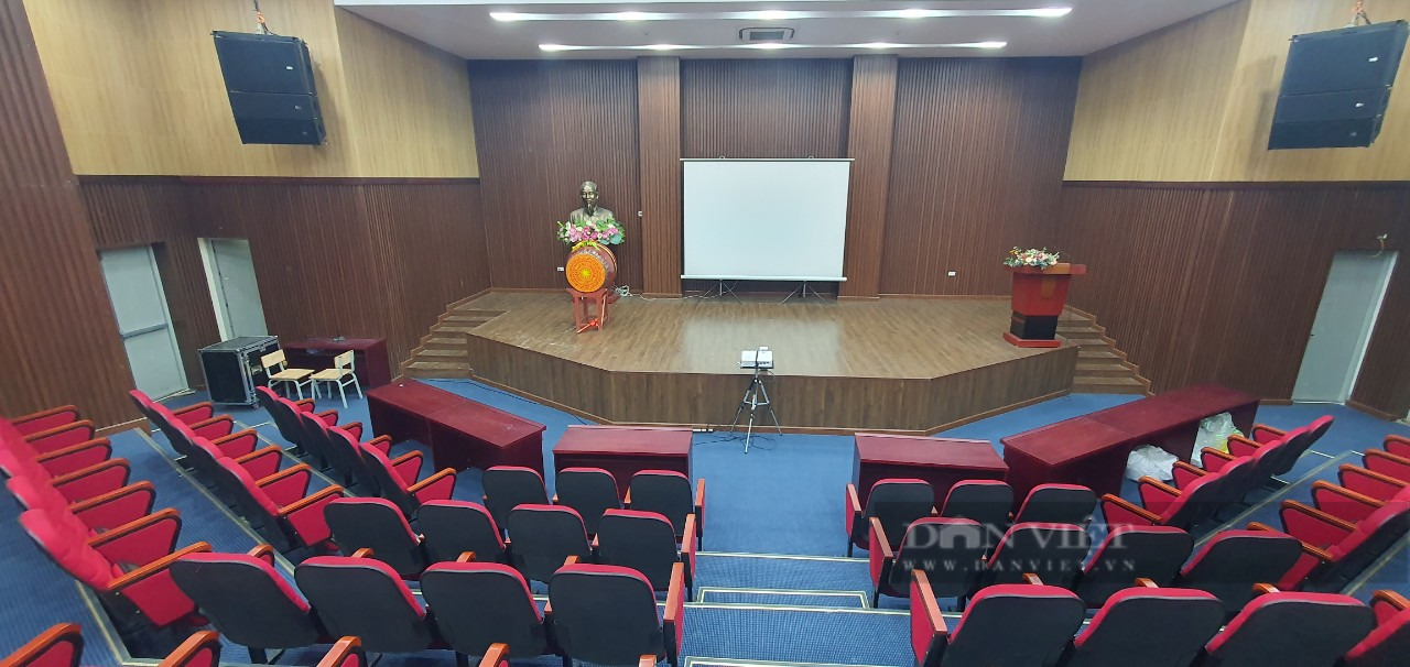 Do &quot;hoàn cảnh đặc biệt&quot;, hơn 2.400 học sinh một trường ở Hà Nội phải tham dự lễ khai giảng online  - Ảnh 2.