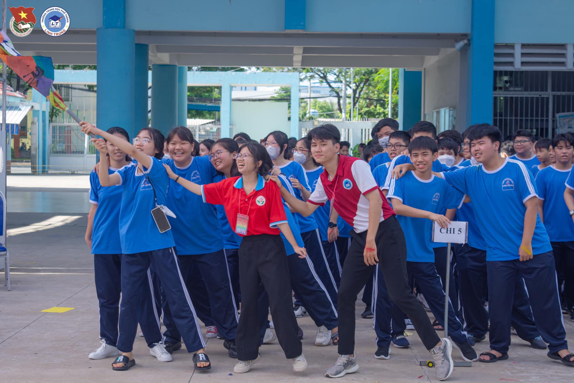 Trường học tại TP.HCM tất bật chuẩn bị lễ khai giảng năm học mới - Ảnh 3.