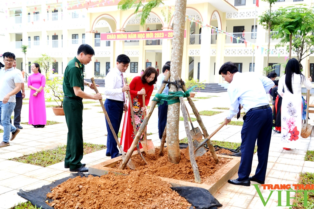 Bí thư Tỉnh ủy Lào Cai Đặng Xuân Phong dự Lễ khai giảng tại Trường THPT Dân tộc nội trú tỉnh - Ảnh 6.