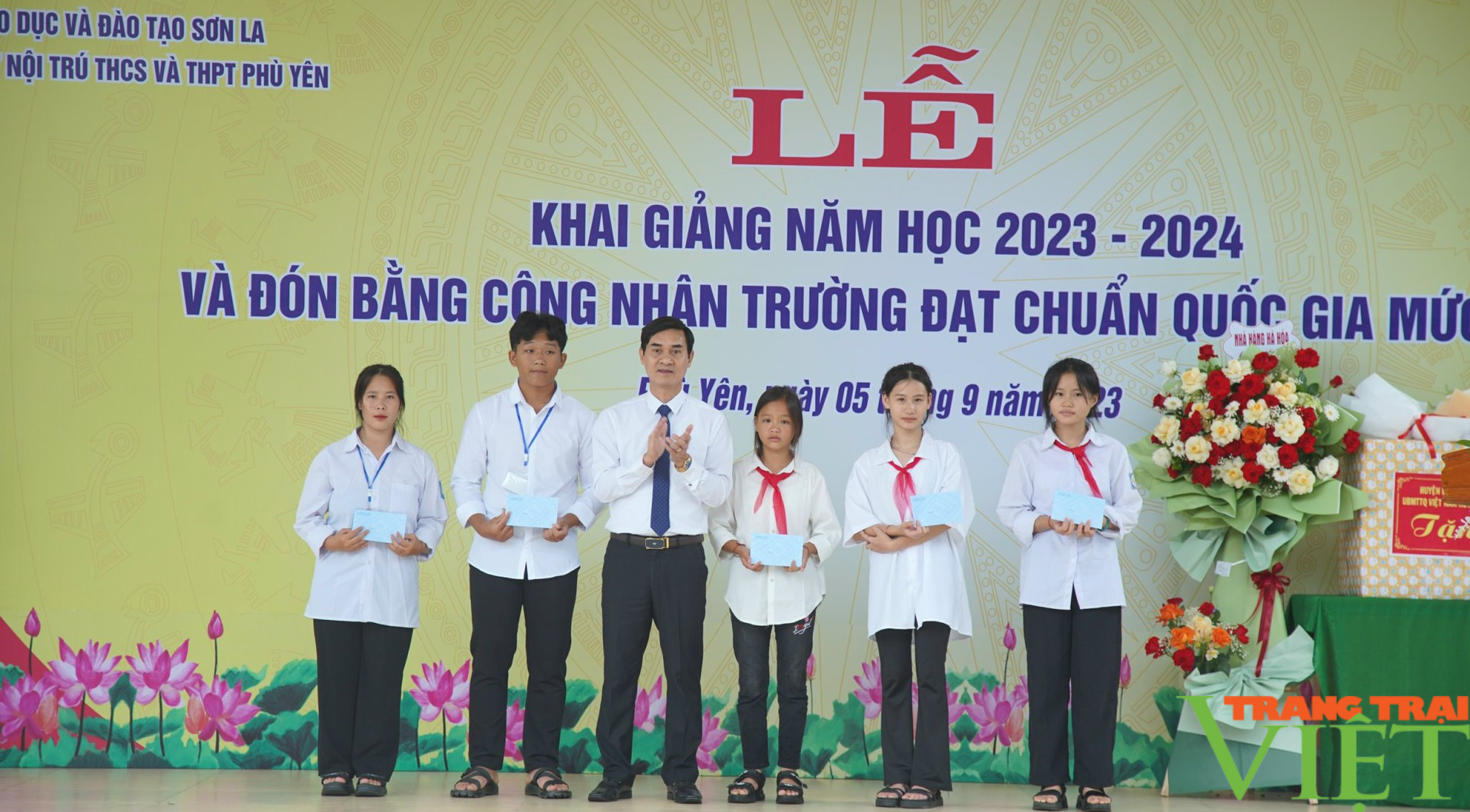 Phù Yên (Sơn La): Hơn 35 nghìn học sinh các cấp dự Lễ khai giảng - Ảnh 2.