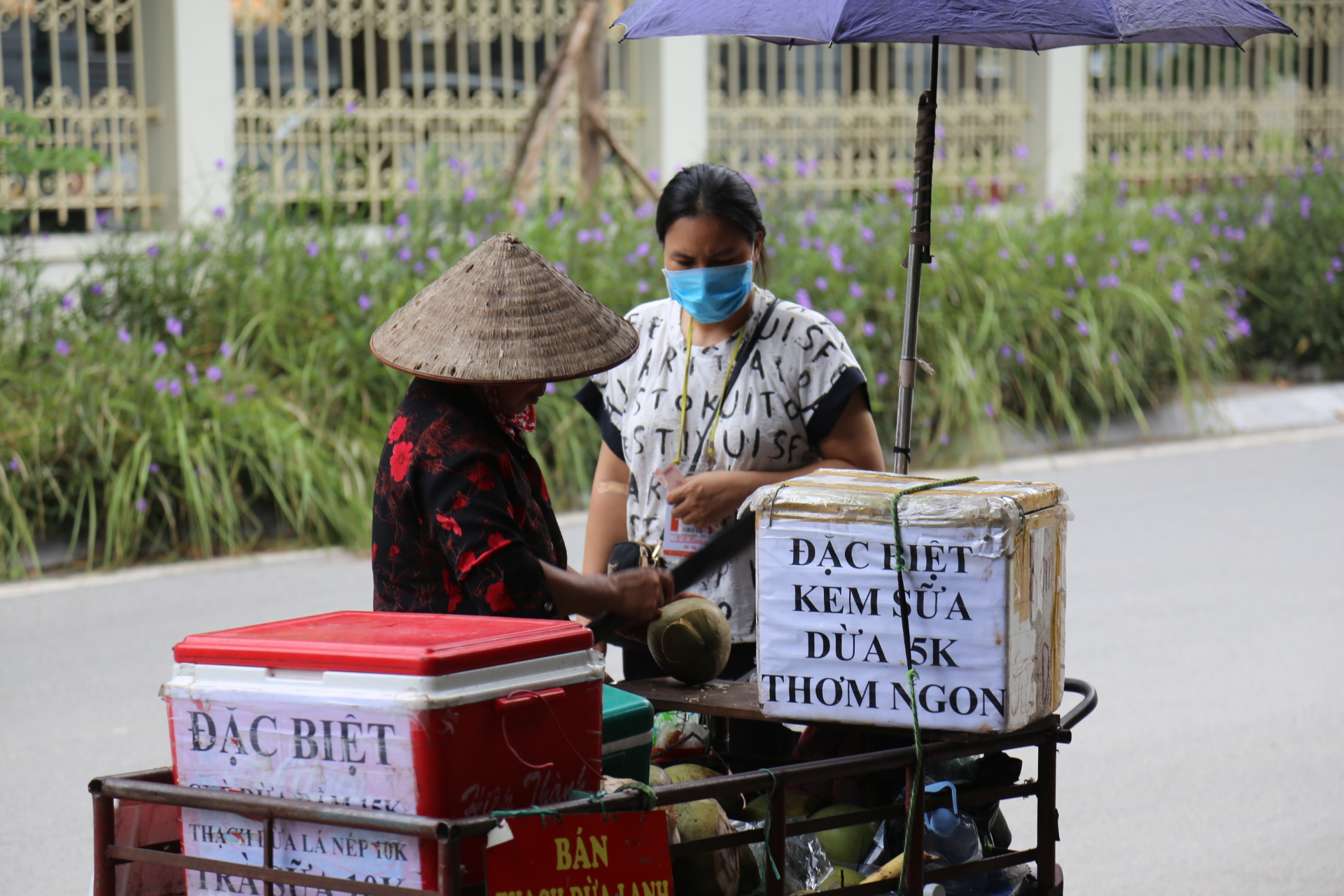 Sưởi ấm trái tim người phụ nữ nghèo với bữa cơm trưa ngày thứ Bảy - Ảnh 1.