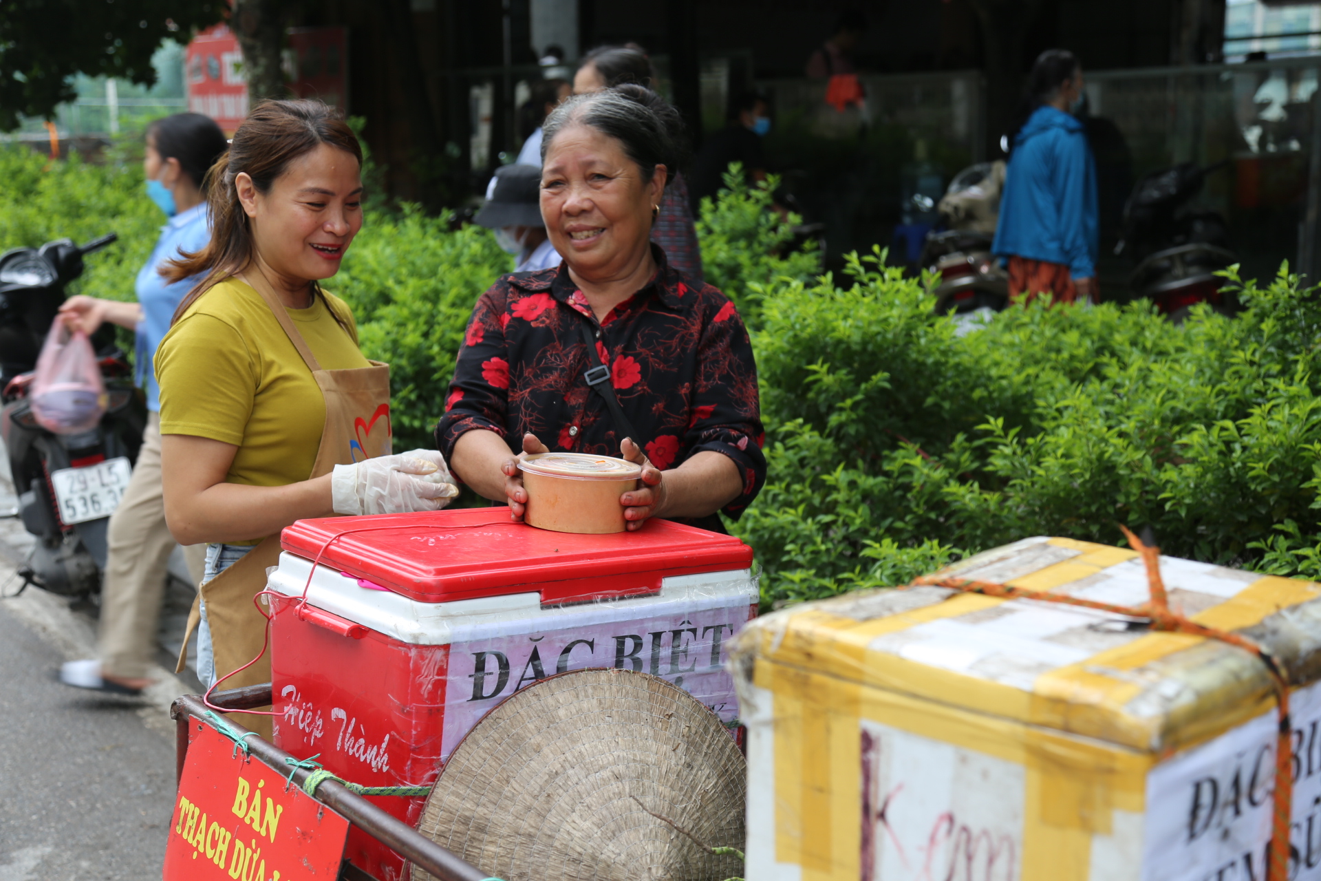 Sưởi ấm trái tim người phụ nữ nghèo với bữa cơm trưa ngày thứ Bảy - Ảnh 3.