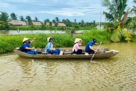Một cái cồn giữa sông ở Trà Vinh sao ví như Nam bộ thu nhỏ, nhiều người đang ngồi ghe ra chơi? - Ảnh 2.