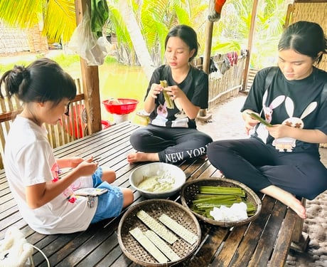 Một cái cồn giữa sông ở Trà Vinh sao ví như Nam bộ thu nhỏ, nhiều người đang ngồi ghe ra chơi? - Ảnh 1.