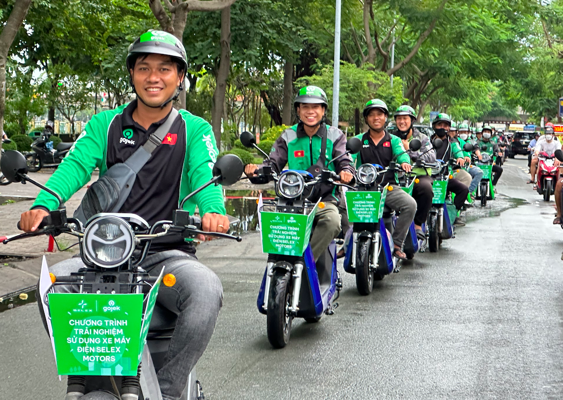 Mẫu xe ôm điện vừa ra mắt tại TP.HCM trước cả VinFast: Chịu ngập tới 1 mét, sạc đầy đi được 150km - Ảnh 1.