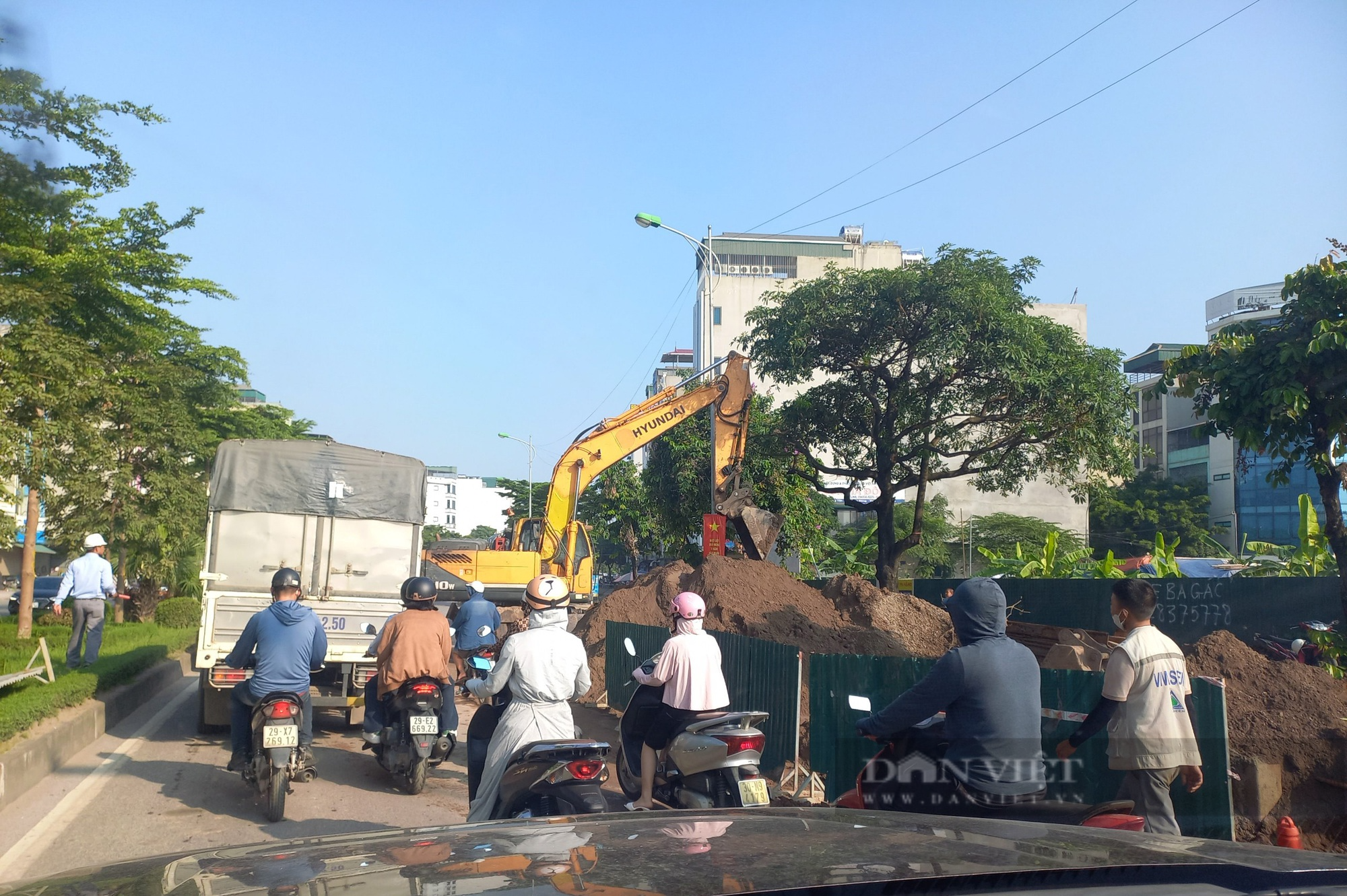 Hà Nội: Đào đường thi công giữa giờ cao điểm gây ùn tắc giao thông - Ảnh 2.