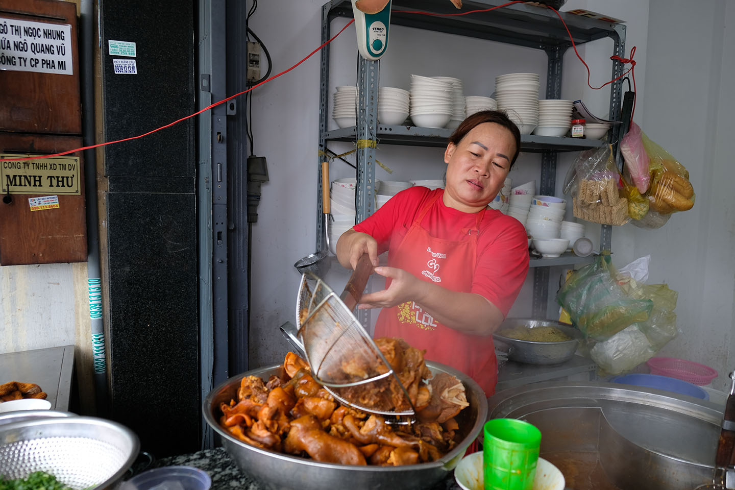 Đậm đà hủ tiếu dê của người Triều Châu, mỗi ngày bán hơn 100kg thịt - Ảnh 4.