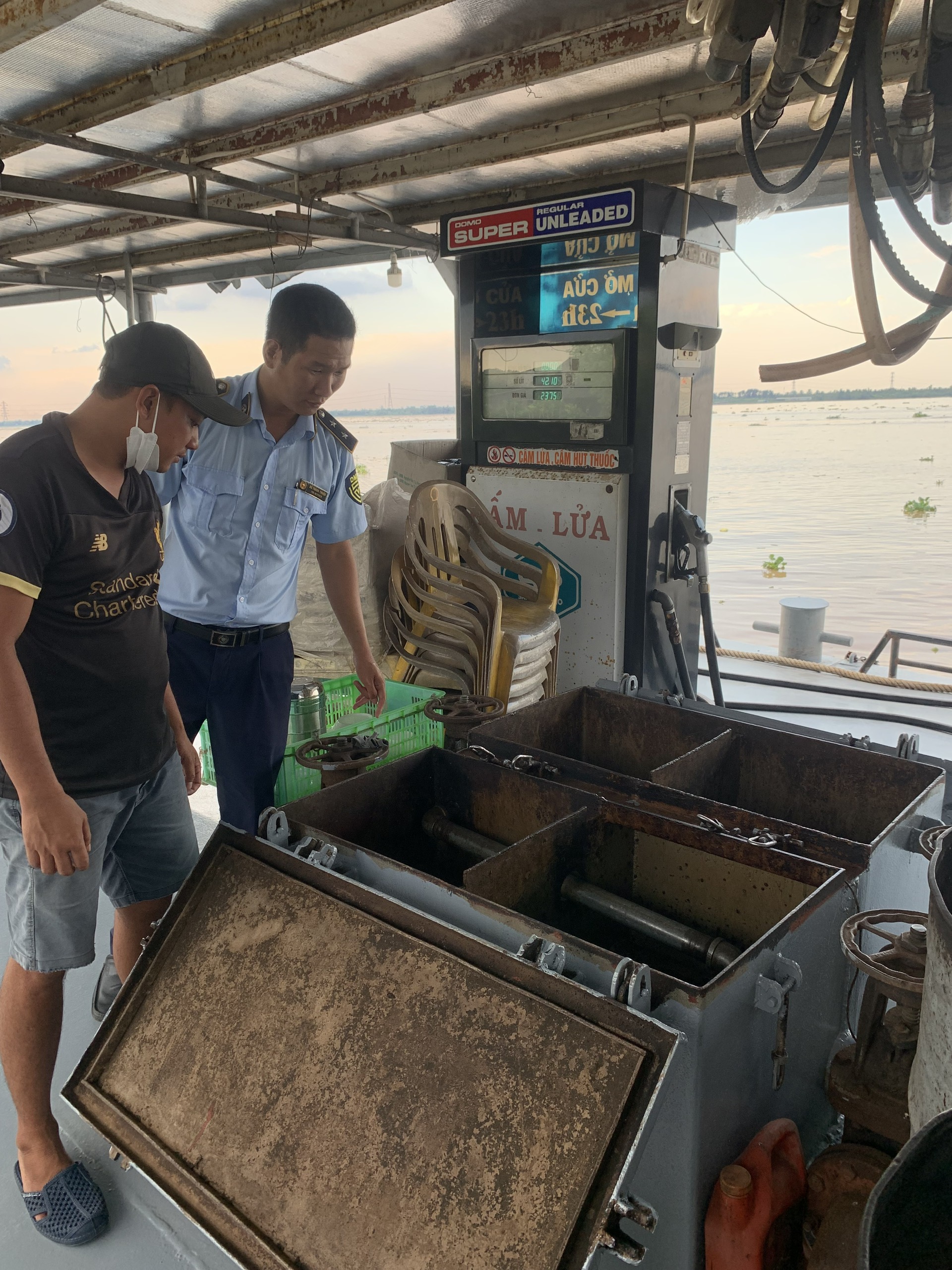 Đồng loạt dán đường dây nóng nhận phản án vi phạm kinh doanh xăng dầu - Ảnh 2. Đồng loạt dán đường dây nóng nhận phản án vi phạm kinh doanh xăng dầu - Ảnh 2.