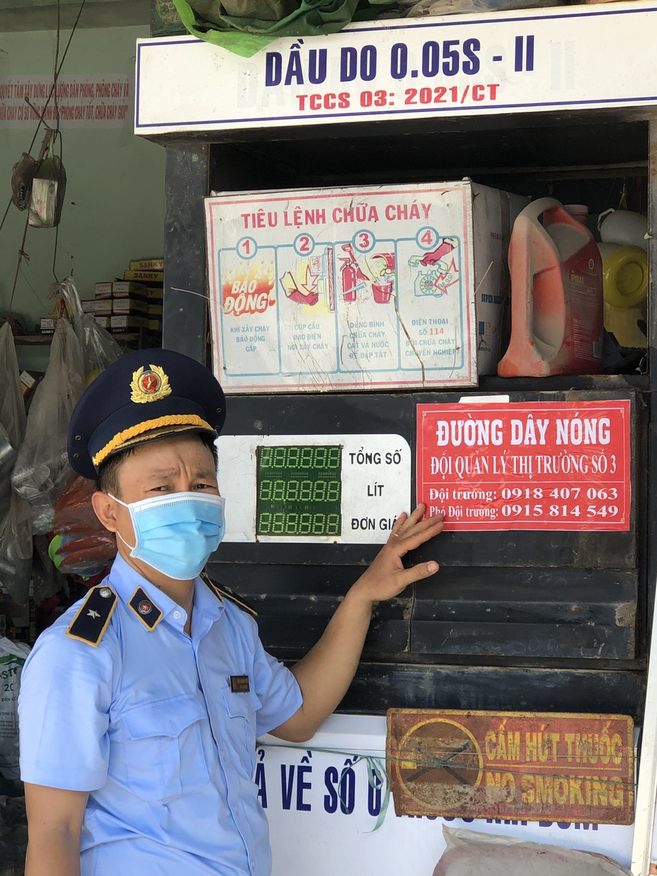 Đồng loạt dán đường dây nóng nhận phản án vi phạm kinh doanh xăng dầu - Ảnh 1. Đồng loạt dán đường dây nóng nhận phản án vi phạm kinh doanh xăng dầu - Ảnh 1.
