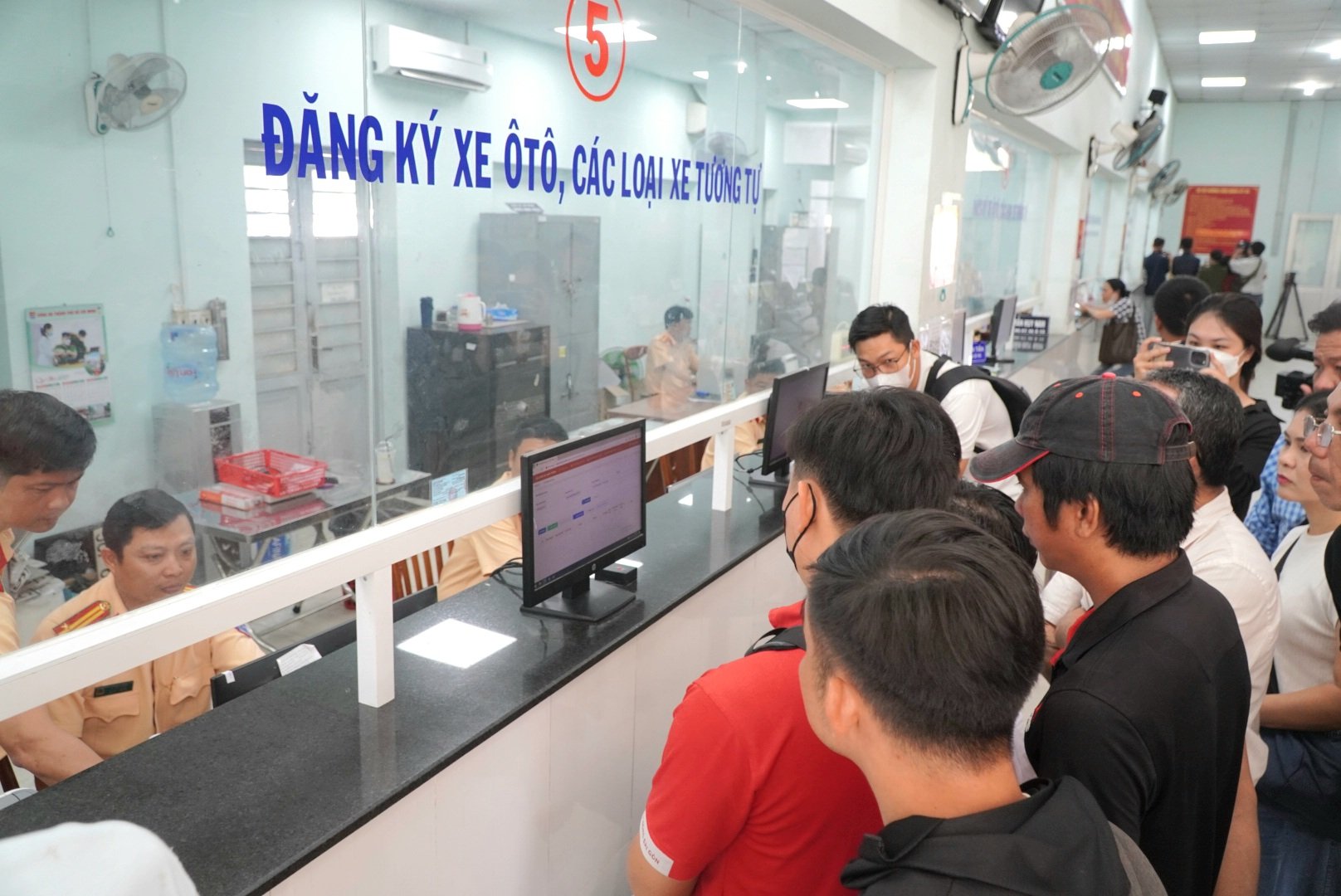 Vì sao TP.HCM chưa triển khai đăng ký xe cho người tạm trú? - Ảnh 3.