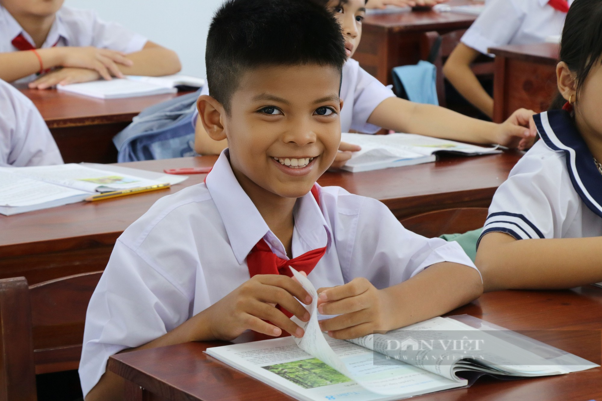 Bên trong lớp học trống hơn 50 ghế vì phụ huynh phản đối sáp nhập trường - Ảnh 4.