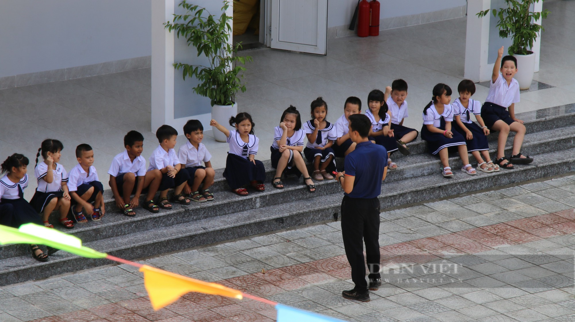 Bên trong lớp học trống hơn 50 ghế vì phụ huynh phản đối sáp nhập trường - Ảnh 8.