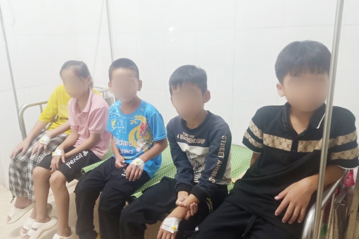 Nhiều học sinh nghi ngộ độc thực phẩm nhập viện sau khi ăn kẹo ngậm, thạch si rô dừa - Ảnh 2.