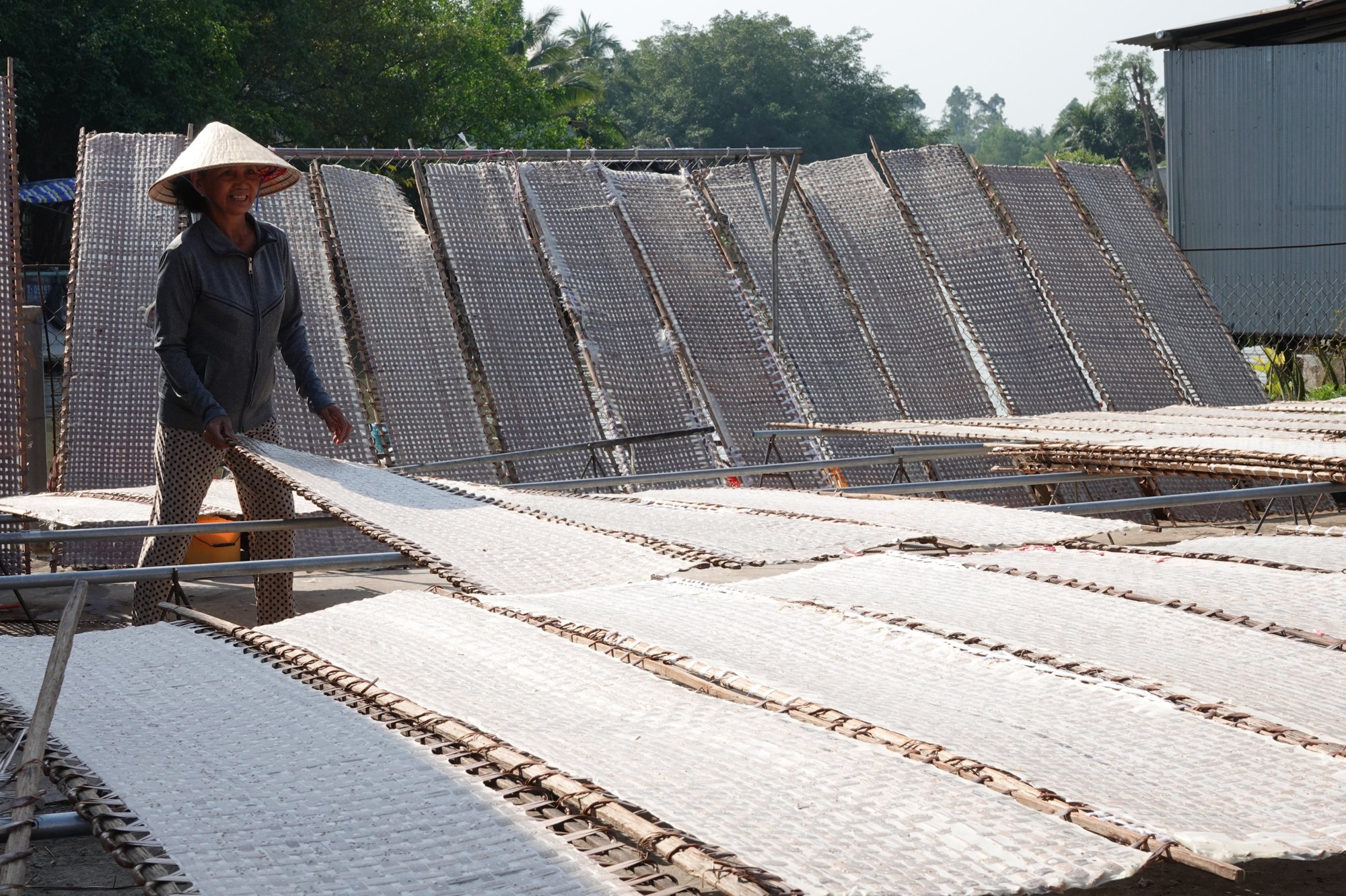 Cuộc sống bình yên trong làng bánh tráng 200 tuổi ở Cần Thơ - Ảnh 1.