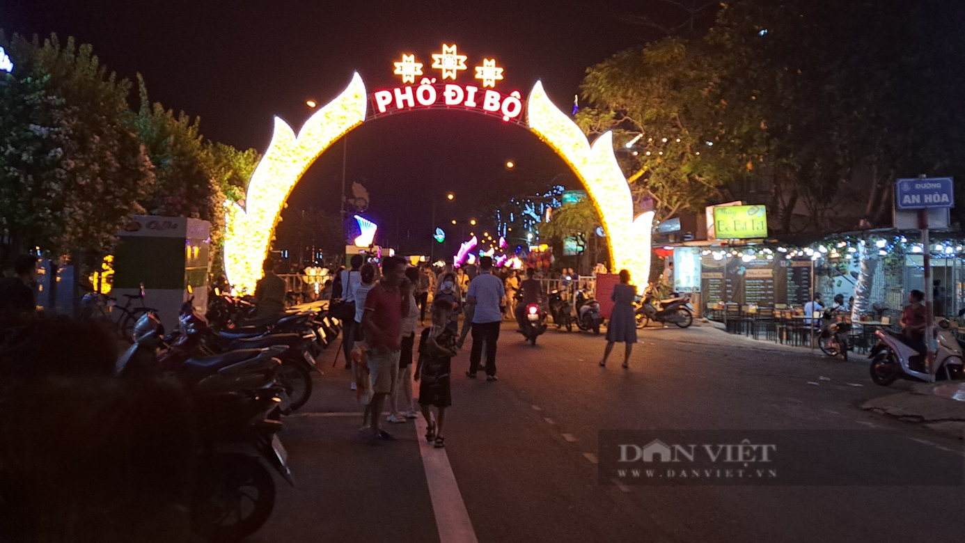 Hàng nghìn người đổ xô về tuyến phố đi bộ đầu tiên ở Hòa Bình  - Ảnh 1.