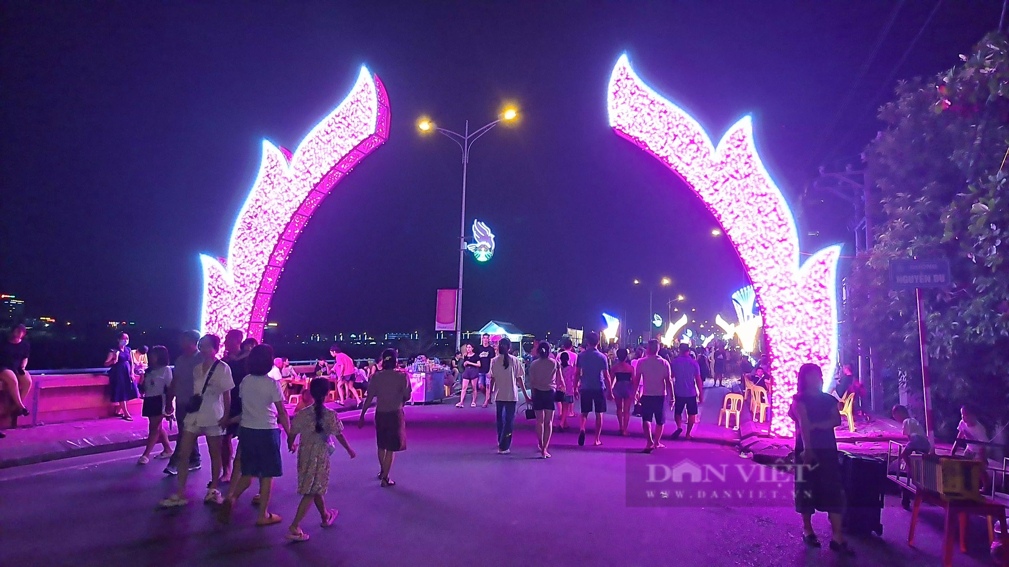 Hàng nghìn người đổ xô về tuyến phố đi bộ đầu tiên ở Hòa Bình  - Ảnh 2.