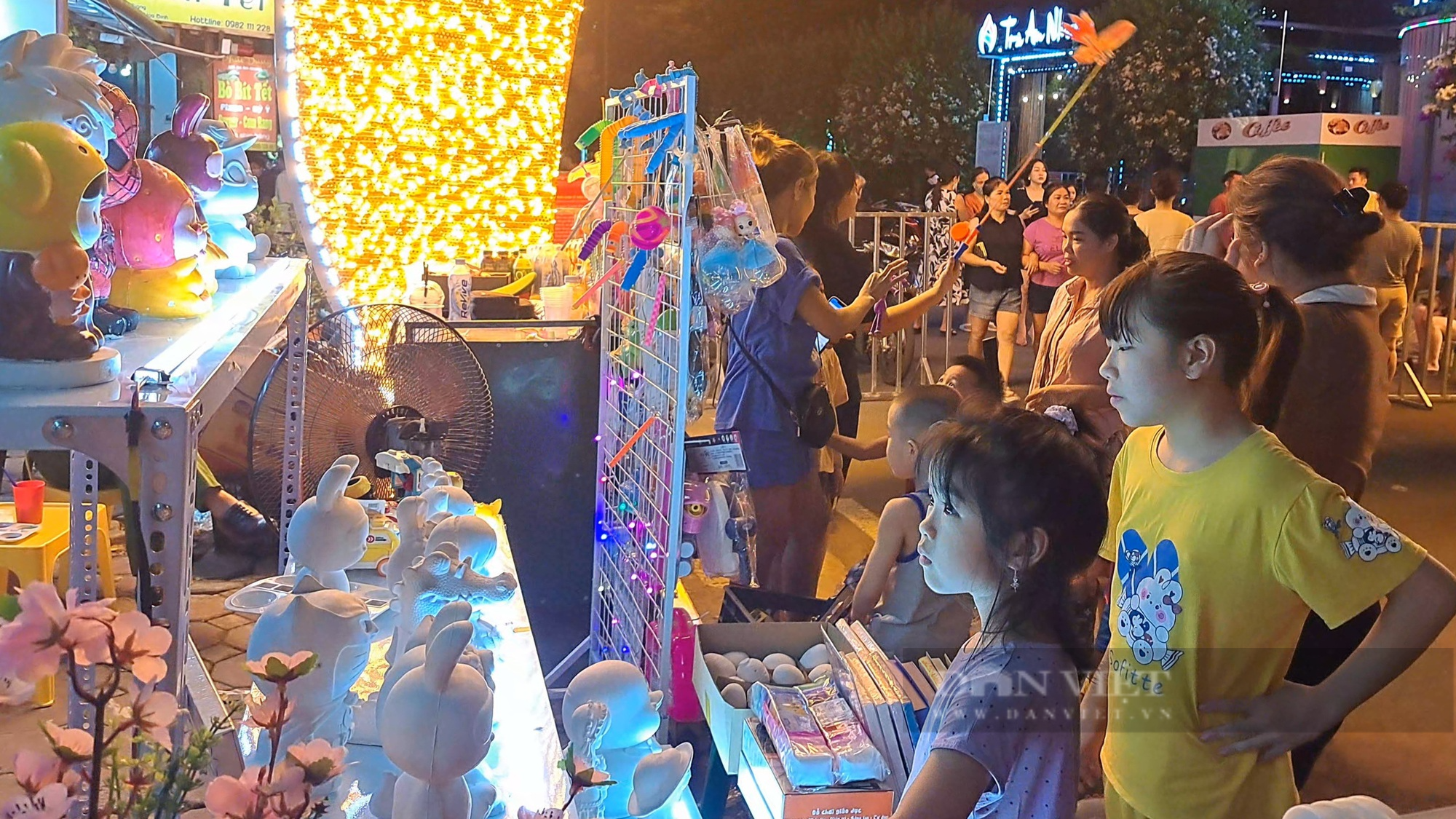 Hàng nghìn người đổ xô về tuyến phố đi bộ đầu tiên ở Hòa Bình trong ngày đầu vận hành thử nghiệm - Ảnh 6.