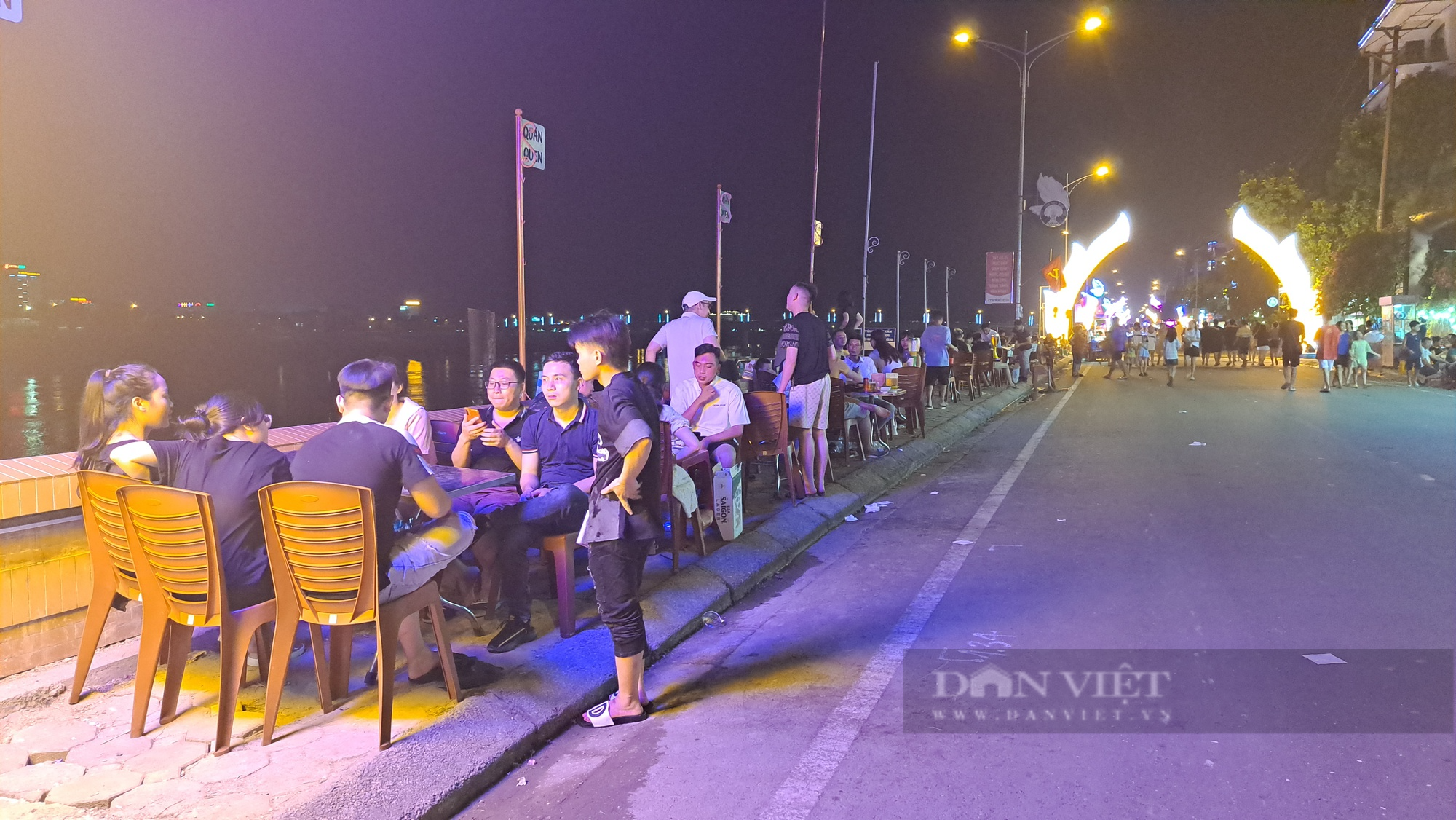 Hàng nghìn người đổ xô về tuyến phố đi bộ đầu tiên ở Hòa Bình trong ngày đầu vận hành thử nghiệm - Ảnh 9.