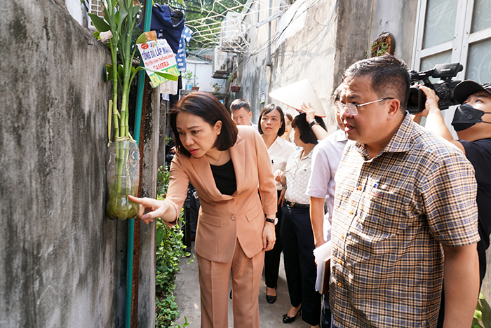 Quận Hoàng Mai huy động lực lượng tập trung xử lý các trọng điểm về sốt xuất huyết - Ảnh 1.