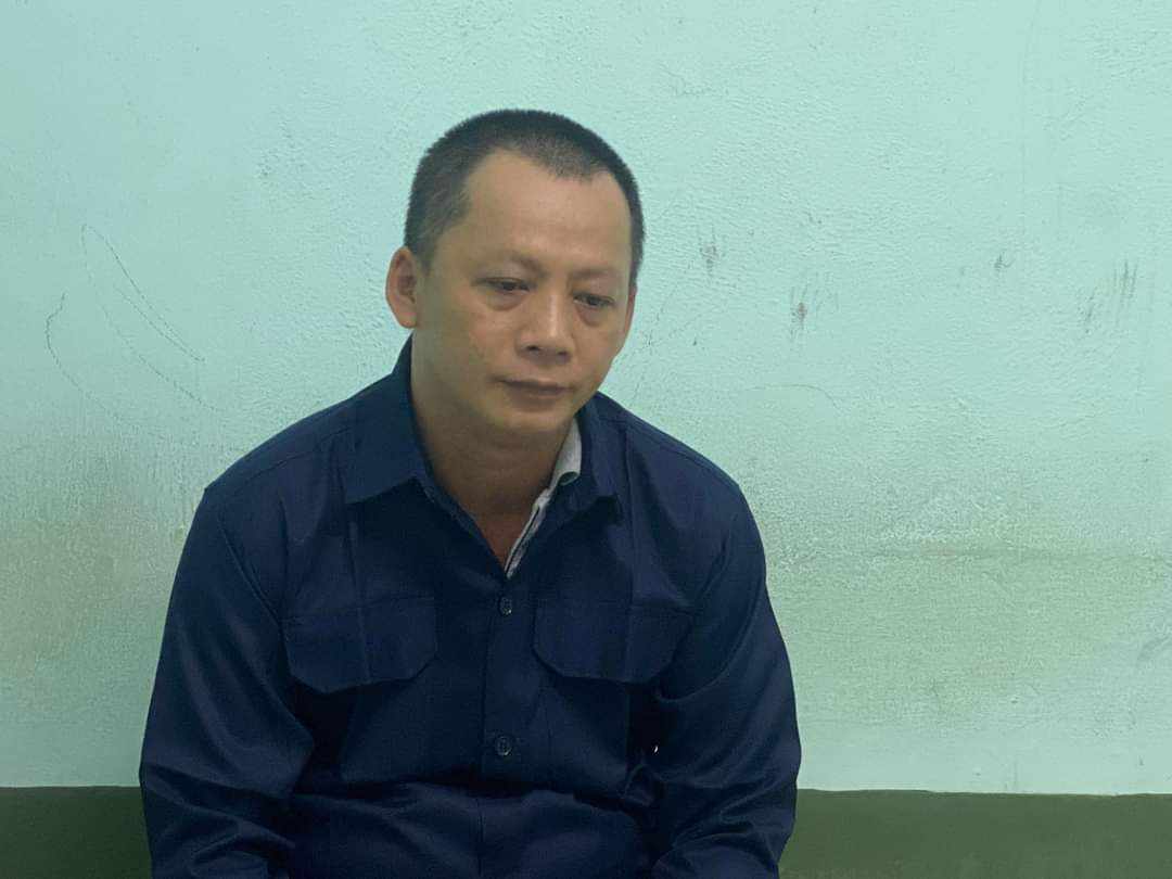 Bắt nhóm đối tượng nhận hối lộ của các tiểu thương ở chợ đầu mối - Ảnh 1.
