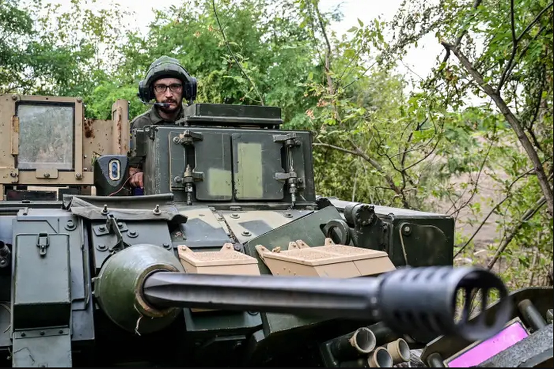 Bên trong thiết giáp &quot;báo thép&quot; giúp Ukraine vượt vành đai lửa của Nga - Ảnh 2.