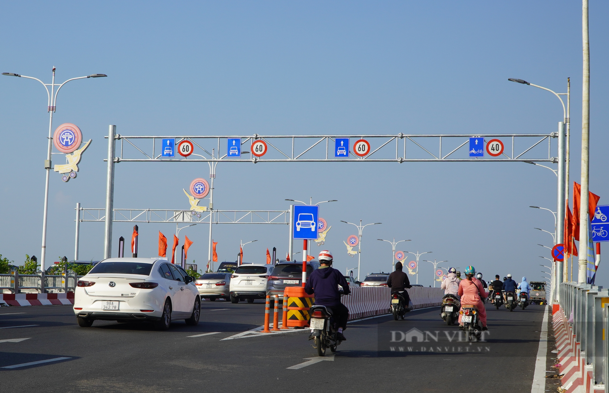 Cầu Vĩnh Tuy 2 thông xe, hai kiểu tổ chức giao thông khó hiểu - Ảnh 3.