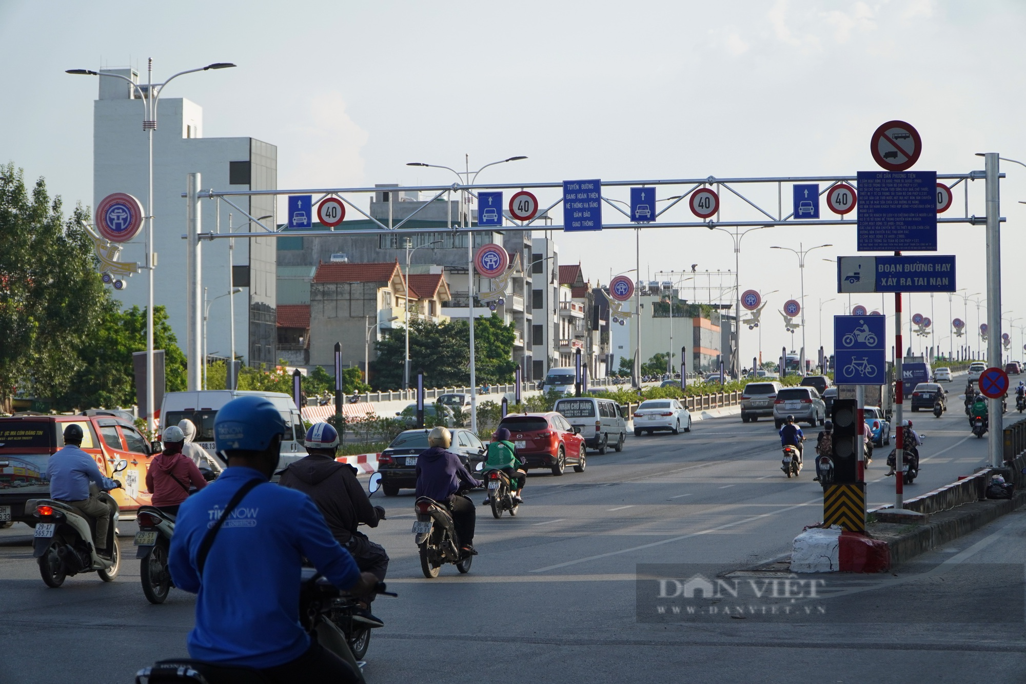 Cầu Vĩnh Tuy 2 thông xe, hai kiểu tổ chức giao thông khó hiểu - Ảnh 4.