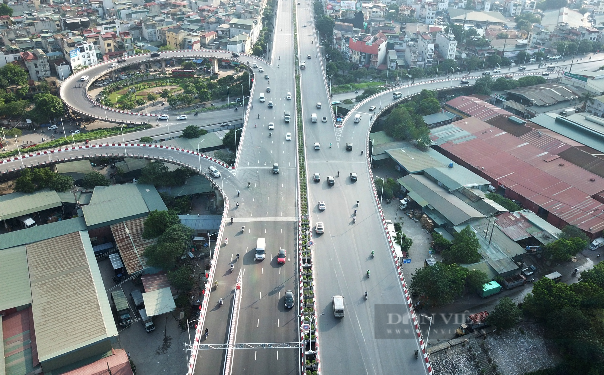 Cầu Vĩnh Tuy 2 thông xe, hai kiểu tổ chức giao thông khó hiểu - Ảnh 6.