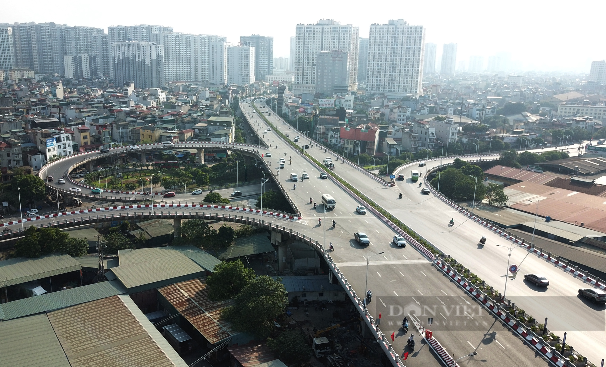 Cầu Vĩnh Tuy 2 thông xe, hai kiểu tổ chức giao thông khó hiểu - Ảnh 7.
