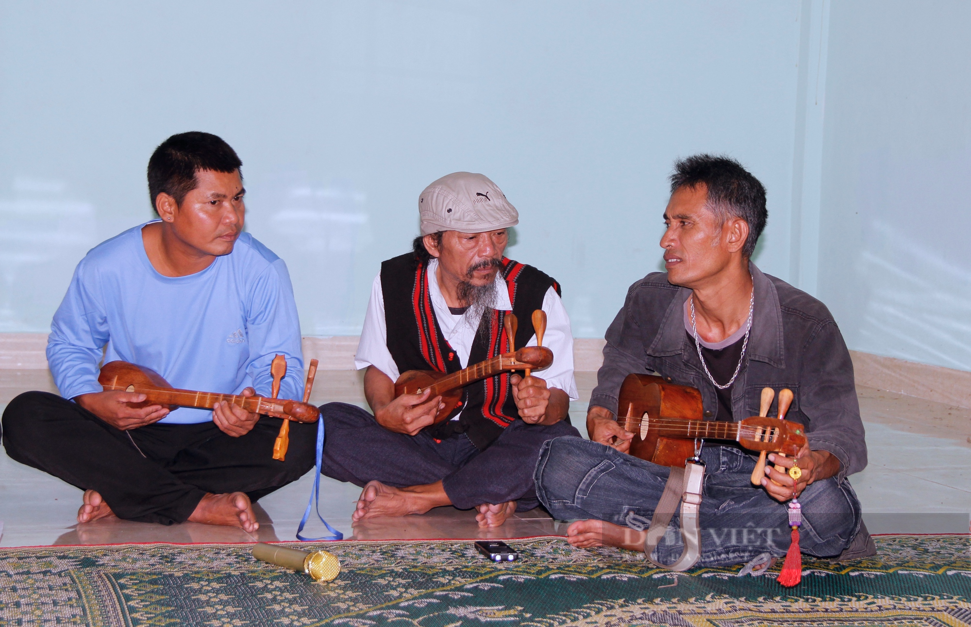 Người đàn ông duy nhất ở Đakrông làm đàn Ta lư - Ảnh 2.