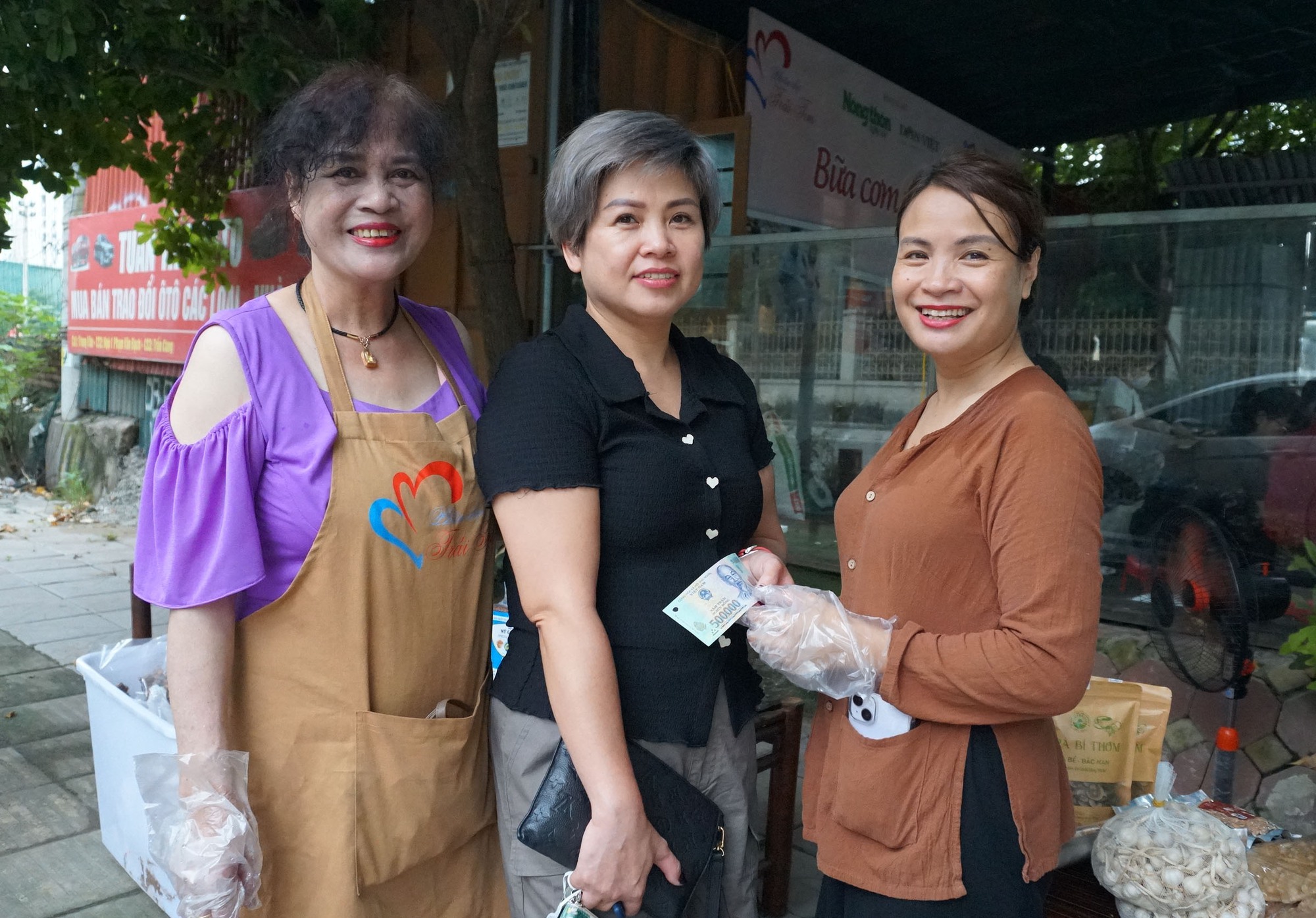Đến “Chợ quê” mua sản phẩm sạch để làm thiện nguyện - Ảnh 5.