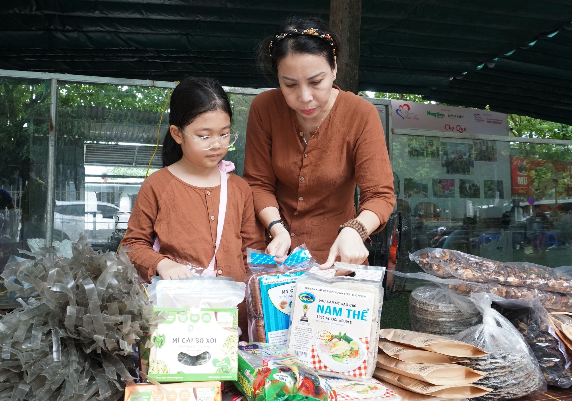 Đến “Chợ quê” mua sản phẩm sạch để làm thiện nguyện - Ảnh 12.