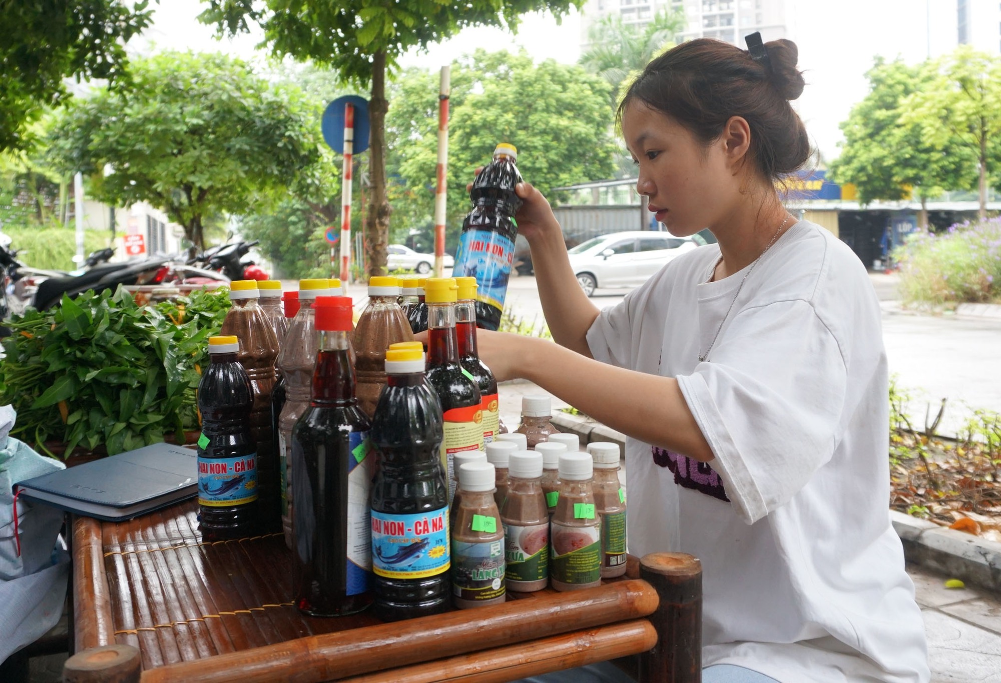 Đến “Chợ quê” mua sản phẩm sạch để làm thiện nguyện - Ảnh 8.