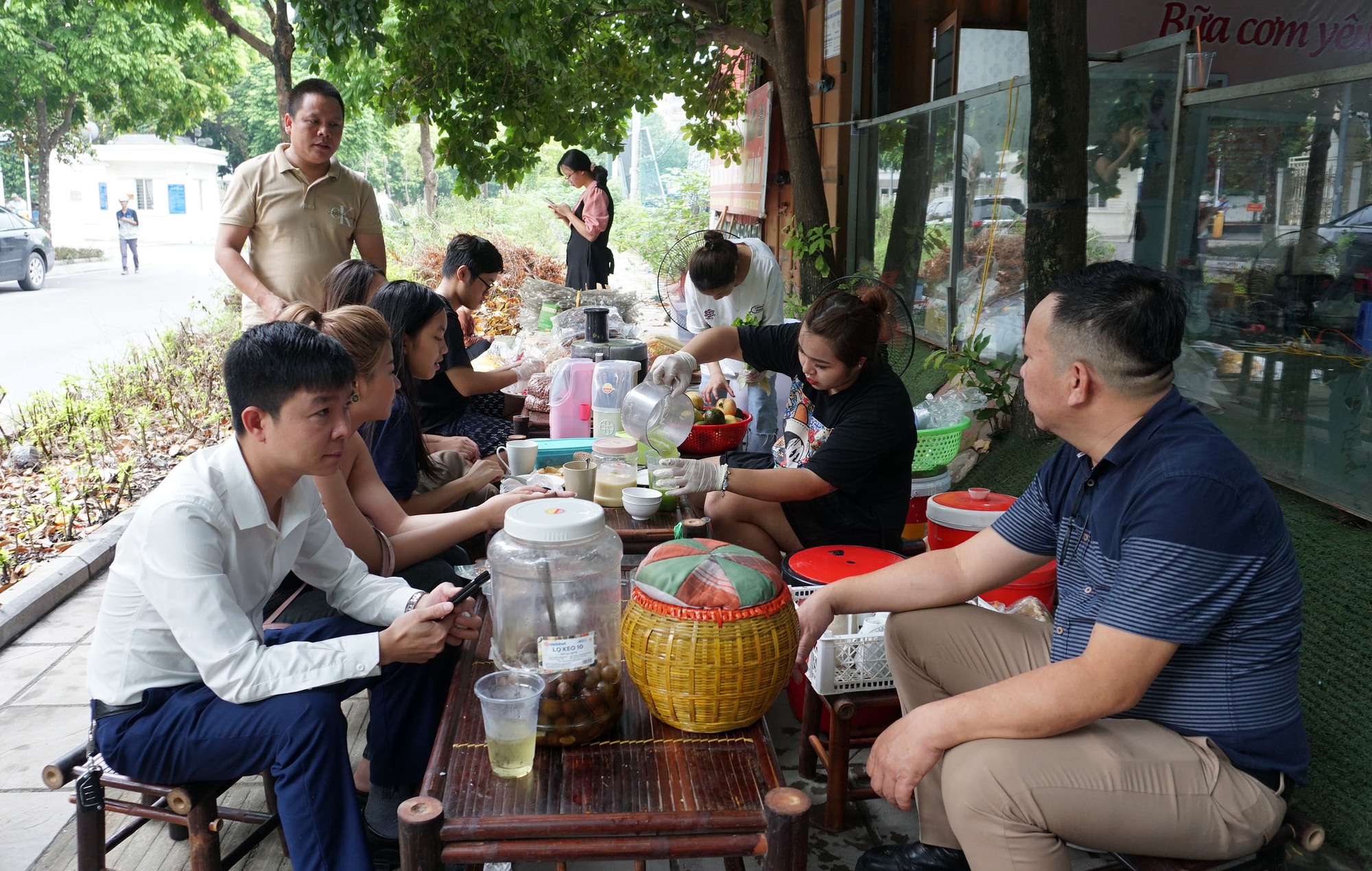 Đến “Chợ quê” mua sản phẩm sạch để làm thiện nguyện - Ảnh 1.