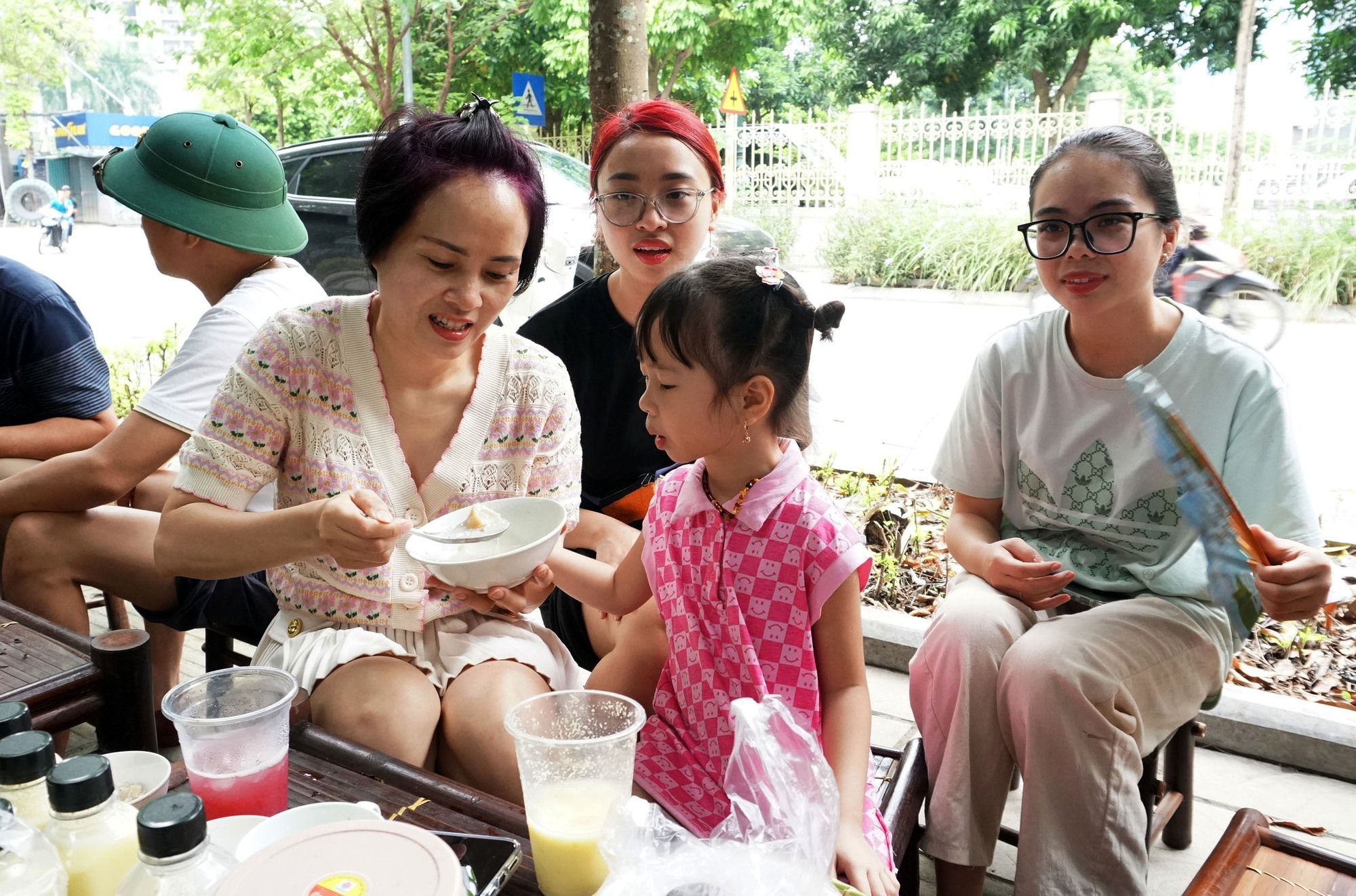 Đến “Chợ quê” mua sản phẩm sạch để làm thiện nguyện - Ảnh 10.