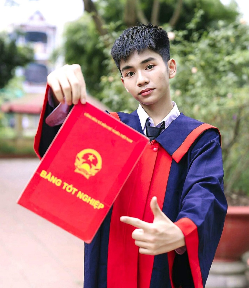 Trước ngày thi còn lội ruộng cấy xuyên đêm vẫn đỗ thủ khoa - Ảnh 2.