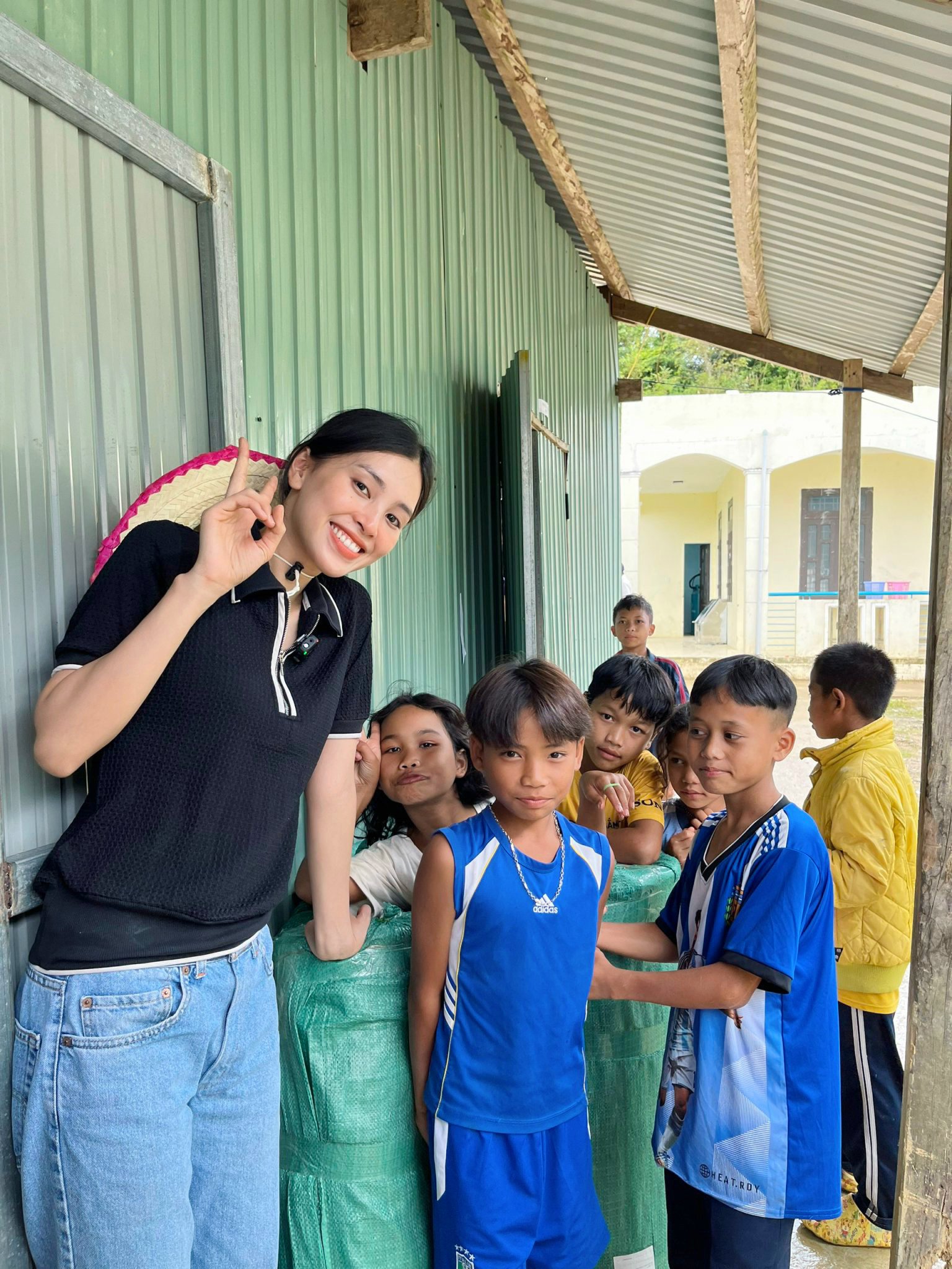 &quot;Phớt lờ&quot; tin đồn chuyện tình cảm, Hoa hậu Tiểu Vy bất ngờ ghi điểm nhờ hành động đẹp trước Trung thu - Ảnh 1.