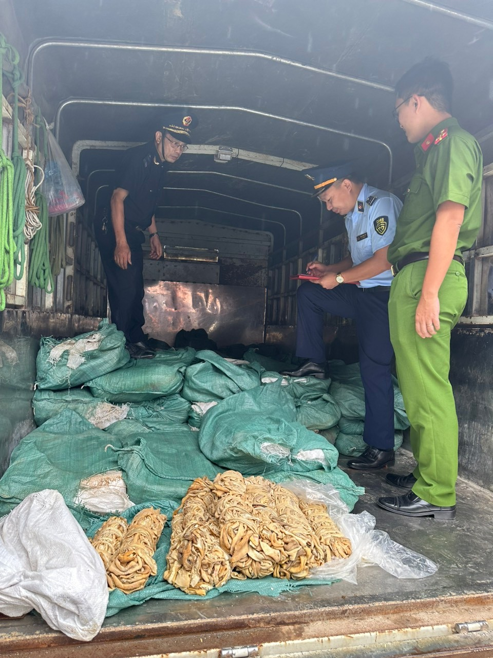 Chặn chủ hàng gom 1,4 tấn lòng đông lạnh chảy nước bán vào hàng ăn - Ảnh 1. Chặn chủ hàng gom 1,4 tấn lòng đông lạnh chảy nước bán vào hàng ăn - Ảnh 1.
