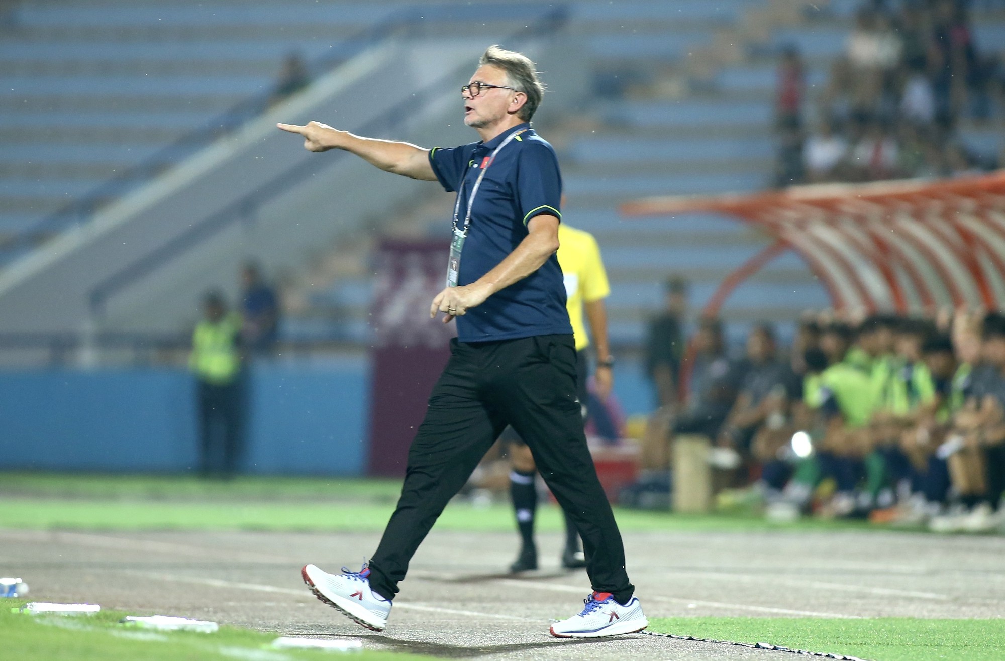 U23 Việt Nam: Cái lắc đầu của HLV Troussier và những tín hiệu mới - Ảnh 1.