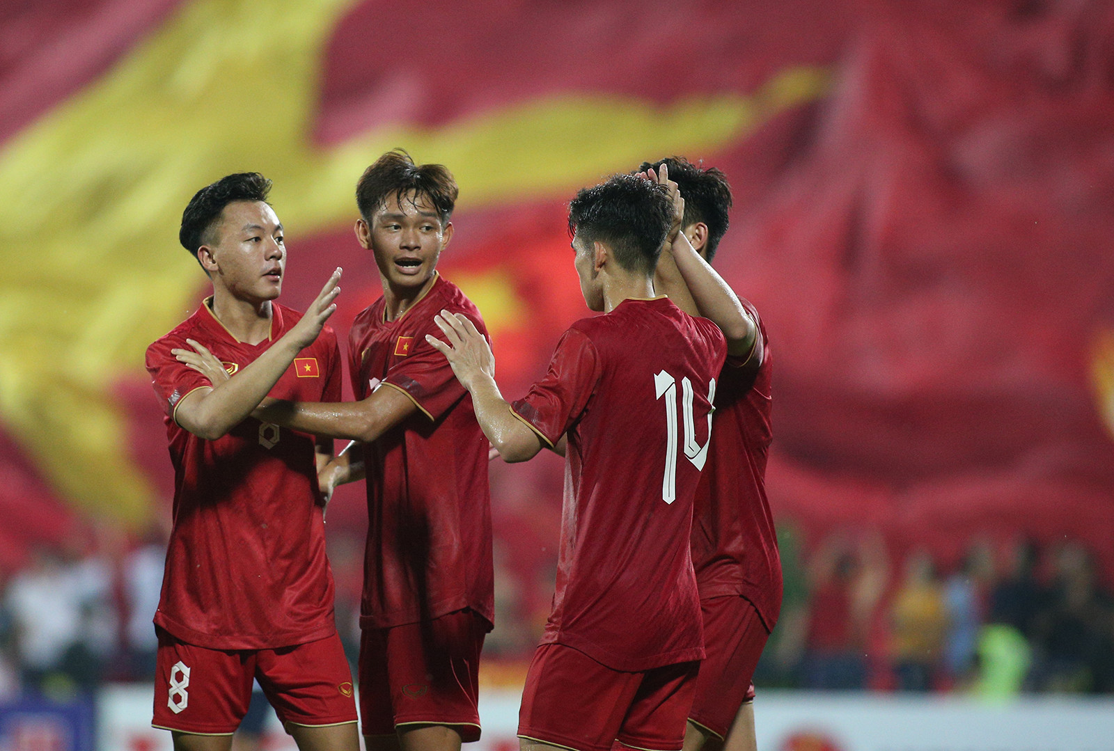 U23 Việt Nam: Cái lắc đầu của HLV Troussier và những tín hiệu mới - Ảnh 2.